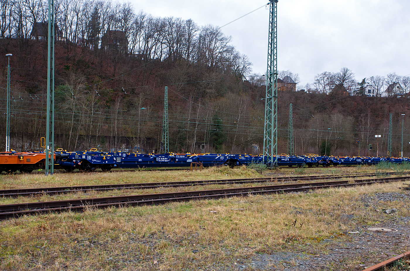 Sechsachsiger Gelenk-Taschenwagen (Doppeltaschenwagen Typ T3000e in Gelenkbauart), 35 80 4956 378-8 D-VTGCH, der Gattung Sdggmrss (S260), der VTG Schweiz GmbH (ex NACCO), ist mit vielen anderen Taschenwagen (in drei Reihen) am 29 Dezember 2023 im Rbf Betzdorf/Sieg abgestellt.

Der Wagen wurde von Tatravagónka a.s. in Poprad (Slowakei) gebaut, die Entwicklung und wohl auch Lizenzgeber ist die Ferriere Cattaneo SA in Giubiasco (Schweiz). Die Fabrikschilder kann man links am Wagenende erkennen.

Diese Güterwagen sind zum Transport von kranmanipulierbaren Sattelaufliegern und genormten Wechselbehältern / Containern an allen europäischen Eisenbahnstrecken mit Normalspurweite bestimmt, auch bekannt als intermodaler Verkehr.

TECHNISCHE DATEN:
Spurweite: 1.435 mm (Normalspur)
Länge über Puffer: 34.200 mm
Drehzapfenabstand: 2 x 14.200 mm
Radsatzstand in den Drehgestellen: 1.800 mm
Eigengewicht: 35.000 kg
Max. Zuladung bei Lastgrenze S: 100,0 t (ab Streckenklasse D)
Max. Zuladung bei Lastgrenze SS: 85,0 t (ab Streckenklasse C)
Max. Geschwindigkeit: 100 km/h (Lastgrenze SS und leer 120 km/h)
Ladelänge: 2 x 16.100 mm
Ladehöhe (für Container): 1.155 m
Nutzbare Länge des Raums zwischen den Schutzträger: 10.490 mm
Raumbreite zwischen Längsträgern: min. 2.700 mm
Kleinster befahrbarer Gleisbogen: R = 75 m (R 150 m im Zugverband)
Drehgestelle: 1x Y25Ls(s)i1f und 2 x Y25Lssi1-K
Bremse: 2 x DK-GP-A (K), max. 108 t
Bremssohle: Jurid 816 M
Handbremse: Ja, auf das mittlere Drehgestell
Intern. Verwendungsfähigkeit: TEN-GE