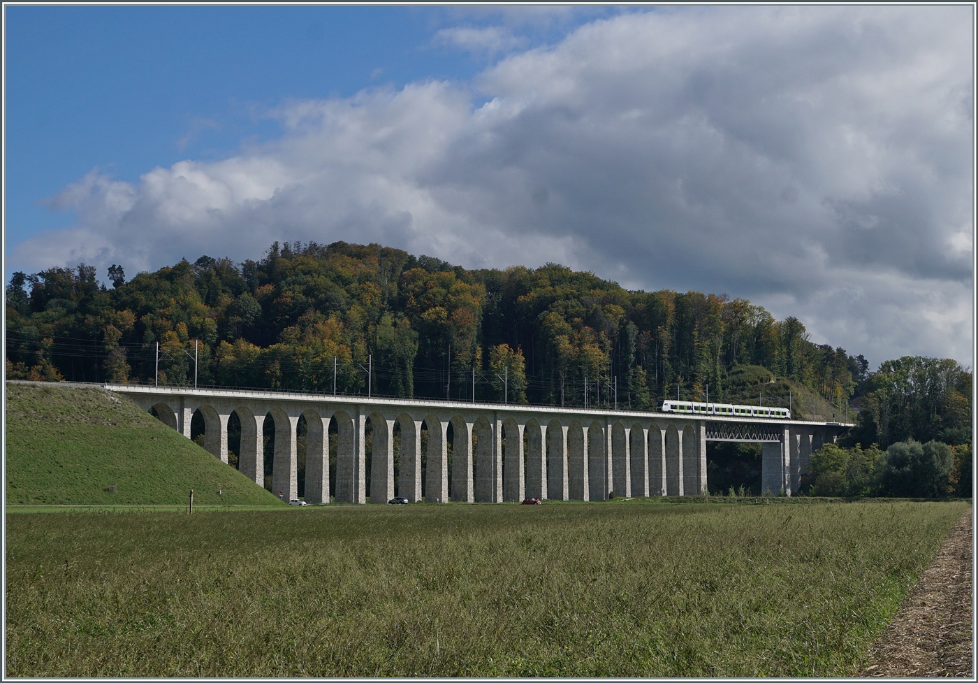 Sehr eindrücklich zeigt sich der 393 Meter lange Gümmenenviadukt über die Saane. Zwei BLS RABe 525  NINA  sind als S 5 15545 von Kerzers nach Bern unterwegs. 

5. Oktober 2024 