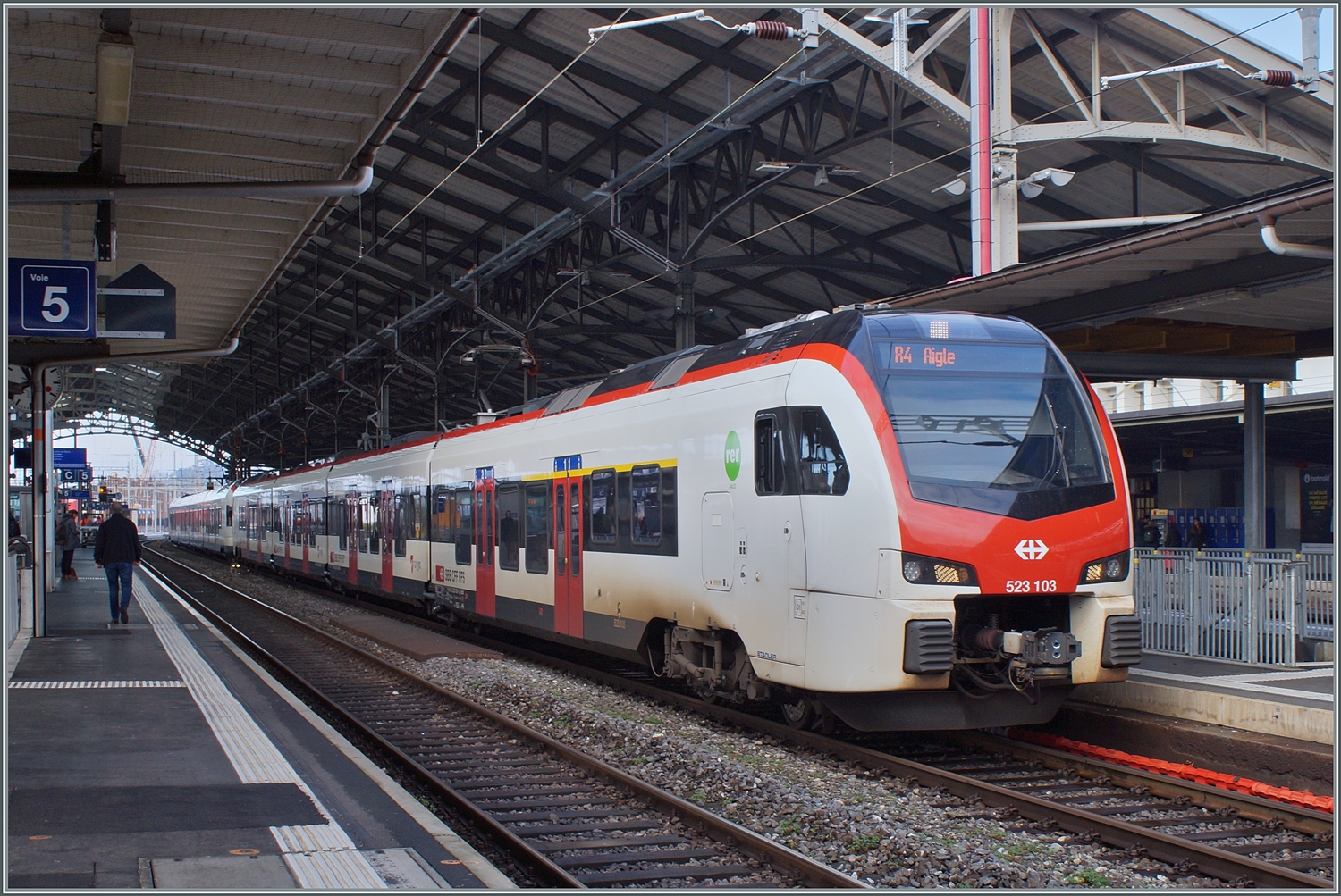 Seit dem Fahrplanwechsel verkehren die REV Züge nicht mehr als  S-Bahn  sondern als Regionalzüge. Folglich verschwand in der Zugzielanzeige das  S  und machte einem  R  Platz. Anzufügen ist, dass  S-Bahn  in der Romandie ohnehin nicht verstanden wurde und somit die Änderung nicht schlecht ist. 

Der SBB RABe 523 102 und ein RABe 523 warten als R4 in Lausanne auf die Weiterfahrt nach Aigle. 

20. Dez. 2023