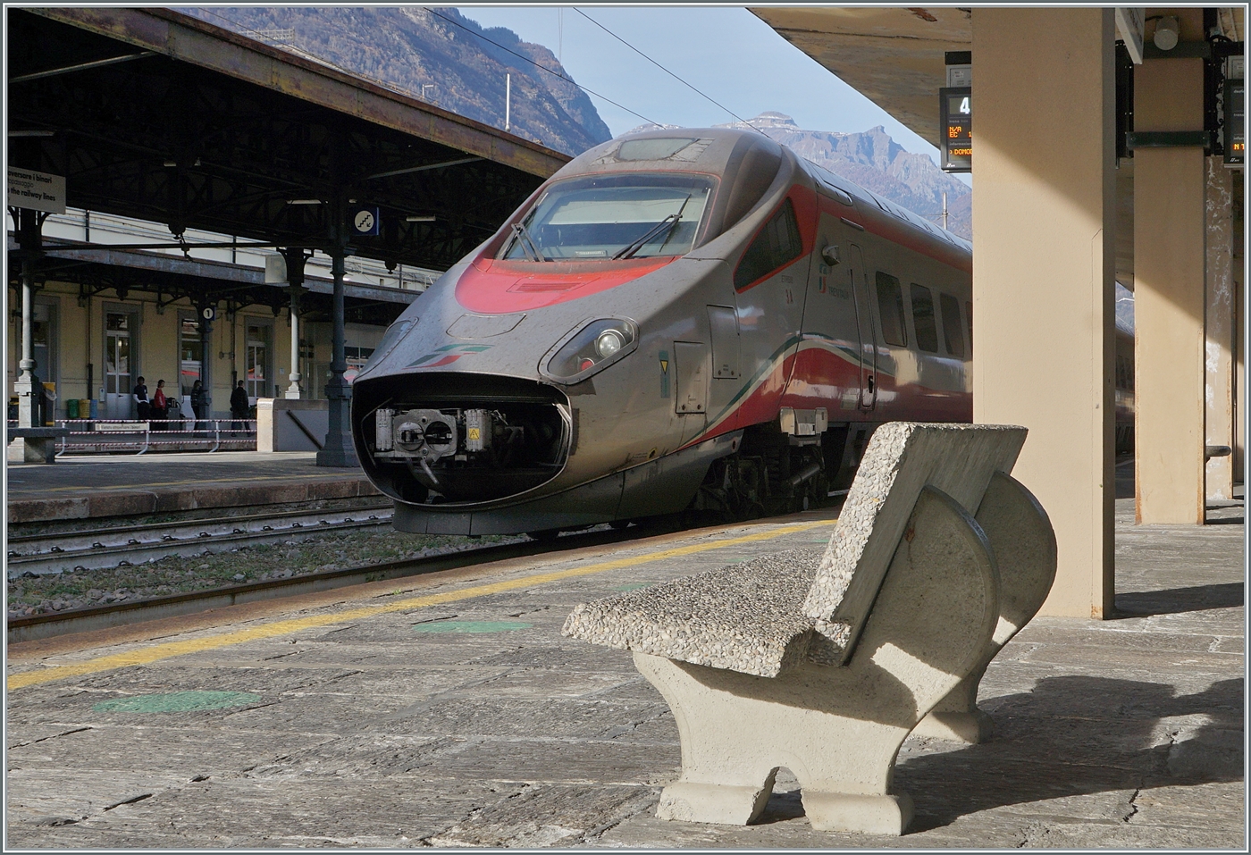Seit einiger Zeit verkehren die FS und SBB ETR 610 resp. RABe 503 überwiegend mit offener Kupplungsklappe, was aus meiner Sicht die Eleganz der Züge ziemlich stört. 
In Domodossola wartet der FS Trenitalia ETR 610 003 als EC Domodossola - Genève auf die Abfahrt. 

13. November 2025
