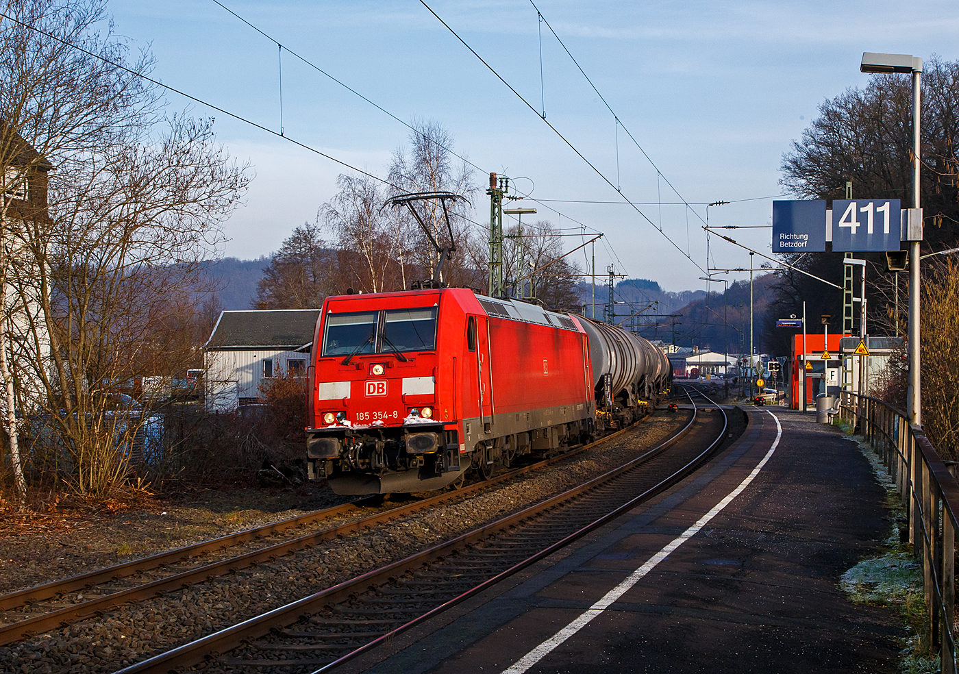 Sie führt sogar etwas Schnee mit sich....
Die 185 354-8 (91 80 6185 354-8 D-DB) der DB Cargo AG fährt am 18.01.2023 einen Kesselwagenzug durch Scheuerfeld (Sieg) in Richtung Köln.

Die TRAXX F140 AC 2 wurde 2008 bei Bombardier in Kassel unter der Fabriknummer 34260 gebaut. Sie hat die EBA-Nummer EBA 03J15A 137.