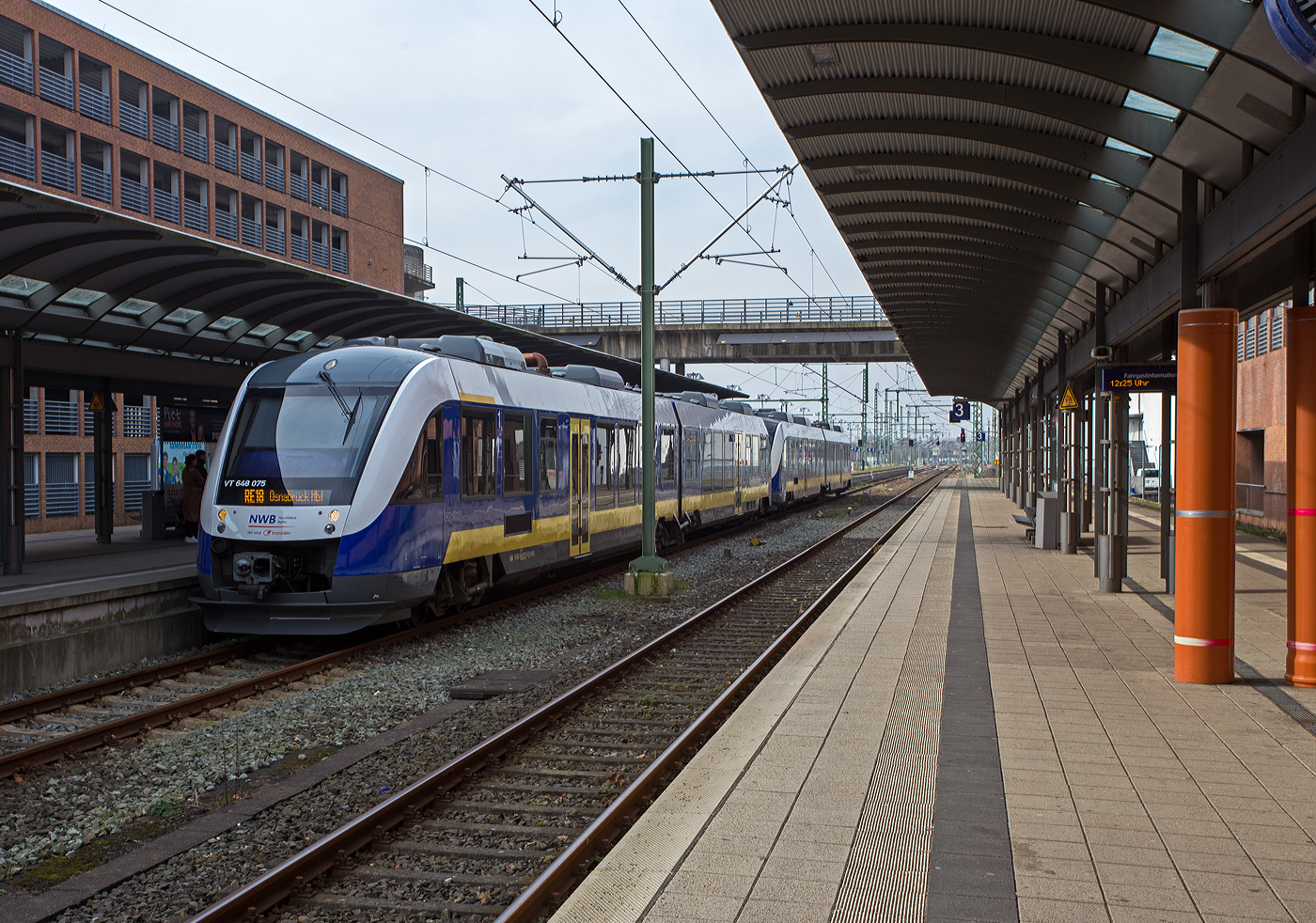Sie haben uns am 10 März 2024 von Osnabrück nach Wilhelmshaven gebracht, nun stehen sie gleichdrauf für die Gegenrichtung (nach Osnabrück Hbf) bereit. Der VT 648 080 (95 80 0648 080-9 D-NWB / 95 80 0648 580-8 D-NWB), ex VT 510, gekuppelt mit dem VT 648 075 (95 80 0648 075-9 D-NWB / 95 80 0648 575-8 D-NWB), ex VT 505, zwei gekuppelte Alstom Coradia LINT 41der NWB - NordWestBahn GmbH (gehört zur Transdev), stehen am 10 März 2024,als RE 18 (Wilhelmshaven > Oldenburg Hbf > Osnabrück Hbf), im Bahnhof Wilhelmshaven zur Abfahrt bereit.

Beide LINT 41wurden 2009 von der ALSTOM Transport Deutschland GmbH (vormals LHB - Linke-Hofmann-Busch GmbH) in Salzgitter-Watenstedt gebaut, der VT 648 075 unter der Fabriknummer 2000-505a/b, der VT 648 080 unter der Fabriknummer 2000-510a/b. Eigentlicher Eigentümer der beide Verbrennungstriebwagen ist aber die Landesnahverkehrsgesellschaft Niedersachsen mbH, Hannover (LNVG), die die Triebwagen für die Verkehrsleistung zur Verfügung gestellt. Bis Dezember 2006 wurden die LINT 41 als VT 505 bzw. VT 510 geführt.