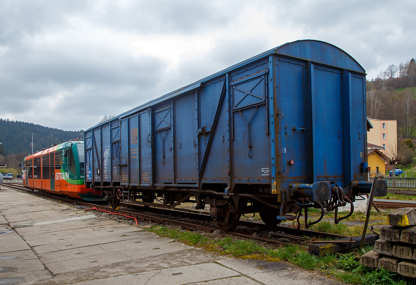 Slowakischer zweiachsiger Bahnpostwagen SP 44 56 153 8 001-8 [P] der Gattung Gbkkqs der Slovenská Pošta (Slowakische Post AG), abgestellt am 20.04.2023 im Bahnhof Bečov nad Teplou (Petschau).

Der Wagen wurde 1985 von Vagónka Česká Lípa (gehörte zu den staatl. Československé vagónky Tatra n.p. / Tschechoslowakische Waggonfabriken Tatra) unter der Fabriknummer 65448 gebaut.

TECHNISCHE DATEN:
Spurweite: 1.435mm (Normalspur)
Achsanzahl: 2
Länge über Puffer:  14.020 mm
Radsatzstand:  8.000 mm
Ladelänge:  12.730 mm
Ladebreite:  2.600 mm
Ladefläche:  33,0 m²
Laderaum:  88,0 m³
Eigengewicht: 15.400 kg
Max. Zuladung: 24,5 t ab Streckenklasse C
Höchstgeschwindigkeit: 100 km/h (beladen) / 120 km/h (leer)