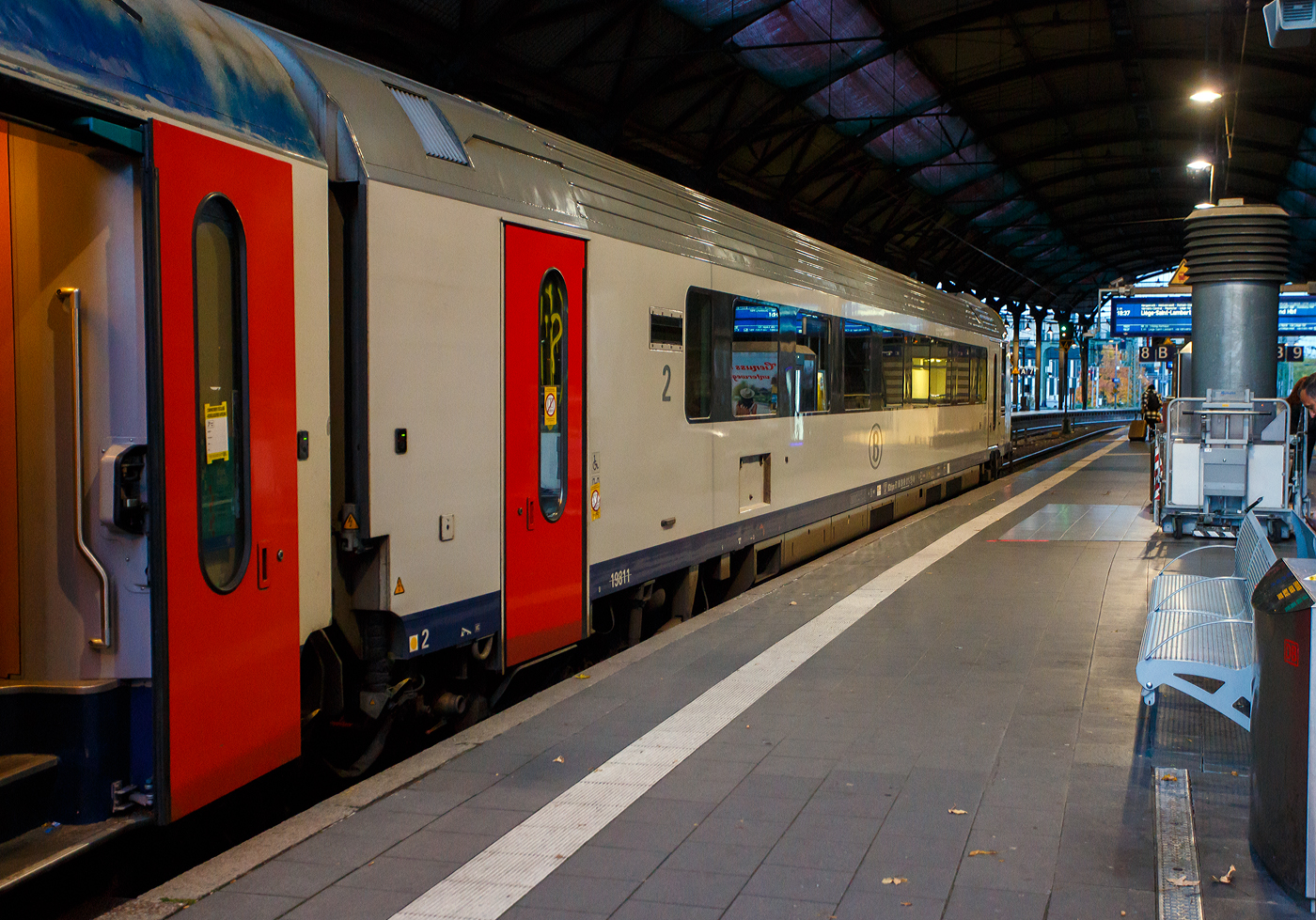 SNCB/NMBS - I11 Steuerwagen der zweiten Klasse mit Gepäckabteil, BDbfpm 61 88 80 90 011-2 B-B, ex 19811, eingereiht im Zugverband des euregioAIXpress (S41) von Liège-Saint-Lambert über Welkenraedt nach Aachen (d'Aix-la-Chapelle), am 21 Oktober 2025 im Hauptbahnhof Aachen. Der Wagen hat für 200 km/h die RIC-Zulassungen für Frankreich, Deutschland, Österreich, die Niederlande, Italien, die Schweiz, Luxemburg, sowie natürlich Belgien (F, D, A, NL, I, CH, L, B).

Als I11-Wagen werden Reisezugwagen der Nationale Gesellschaft der Belgischen Eisenbahnen (französisch SNCB - Société nationale des chemins de fer belges / niederländisch NMBS - Nationale Maatschappij der Belgische Spoorwegen) bezeichnet. Diese Wagen wurden zwischen 1995 und 1997 von Bombardier Transportation, im ehemaligen BN Constructions Ferroviaires et Métalliques in Brügge, gebaut. Gebaut wurden 36 Wagen der 1. Klasse A (11801 – 11836 / 61 88 10 90 001 – 036), 106 Wagen der 2. Klasse B (12801 – 12906 / 61 88 20 90 001 – 106), sowie 21 Steuerwagen der 2. Klasse BDx (19801 – 19821 / BDbfpm 61 88 80 90 001 – 021). Die I11-Wagen waren die ersten Reisezugwagen der NMBS/SNCB, die für eine Geschwindigkeit von 200 km/h ausgelegt waren. Diese Geschwindigkeit wird planmäßig auf der Schnellfahrstrecke HSL 2 zwischen Brüssel und Lüttich ausgefahren. Bei 200 km/h liegt der Geräuschpegel bei 65 dB.

Geschichte:
Die Fertigung der I11-Wagen begann im Jahr 1995 und war 1997 abgeschlossen. Haupteinsatzgebiet der Wagen war ursprünglich die IC-Linie A von Ostende über Brüssel nach Eupen. Die Umstellung dieser Linie auf I11-Wagen erfolgte im Juli 1996. Der Einsatz von Wendezügen mit den Steuerwagen des Typs I11 begann im Februar 1998. Zwischenzeitlich wurden die Wagen auch in den beiden Belgien erreichenden EuroCity-Zügen Iris und Vauban eingesetzt. Aber auch Köln war Ziel dieser Wagen.

Technik:
Es gibt drei unterschiedliche Varianten der I11-Wagen: I11 A bezeichnet die Wagen erster Klasse, I11 B die Wagen zweiter Klasse und I11 BDx die Steuerwagen. Sowohl vom Exterieur als auch vom Interieur ähneln die Wagen den Triebzügen der Reihe AM 96, an deren Entwicklung Bombardier ebenfalls beteiligt war. Front und Führerstand der Steuerwagen wurden von der Reihe 13 übernommen. Mit den Lokomotiven dieses Typs oder der Reihe 18/19 können auch Wendezüge gebildet werden.

Gegenüber den zuvor eingesetzten Wagen in Belgien wurden die I11-Wagen in zahlreichen Punkten weiterentwickelt: Eine Klimaanlage und behindertengerechte, geschlossene Chemietoiletten sind vorhanden, an den Wagenenden im Innenraum sowie an der Außenseite der Wagen sind elektronische Fahrgastinformationssysteme installiert, die Wagenbeleuchtung im Innenraum ist indirekt und es gibt ein Rollstuhlabteil. Anordnung und Komfortniveau der Sitze sind an den Hochgeschwindigkeitsverkehr angelehnt.

Siemens erhielt im Dezember 2021 den Auftrag, die 21 I11-Steuerwagen mit ETCS auszurüsten (ETCS Level 2 nach Baseline 3 M2).

TECHNISCHE DATEN der Steuerwagen:
Hersteller: Bombardier Transportation (ex BN)
Spurweite: 1.435 mm (Normalspur)
Anzahl der Achsen: 4 (2`2´)
Länge über Puffer: 26.400 mm
Drehzapfenabstand: 18.400 mm
Achsabstand im Drehgestell: 2.560 mm
Drehgestelltyp: ANF-Typ 36
Wagenkastenbreite: 2.860 mm
Eigengewicht: 47 t
Höchstgeschwindigkeit: 200 km/h
Sitzplätze: 58 in der 2. Klasse Wagen 
Toiletten: 1 (behindertengerecht, Vakuum, geschlossenes System)
Bremse: KE-R-Mg (D) 
