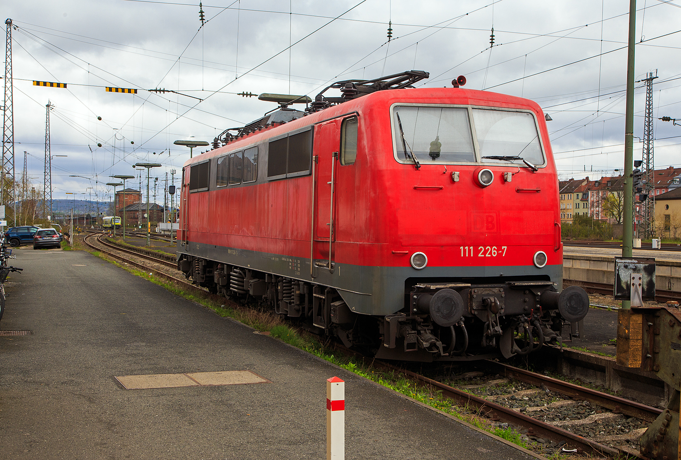So ganz ohne Logo, wirkt eine Lok doch irgendwie „nackt“, zumal wie wenn sie einfarbig ist... 
Die 111 226-7  (91 80 6 111 226-7 D-ZUG) der smart rail GmbH (M�nchen) ist am 17.04.2023 beim Bahnhof Bamberg abgestellt.

Die Lok wurde 1984 von Henschel in Kassel unter der Fabriknummer 
32756 gebaut und an die Deutsche Bundesbahn geliefert. Bis 2021 war sie im Bestand der DB Regio AG. Ich denke, man wird die Lok wohl bald in einer neuen Farbvariante sehen.