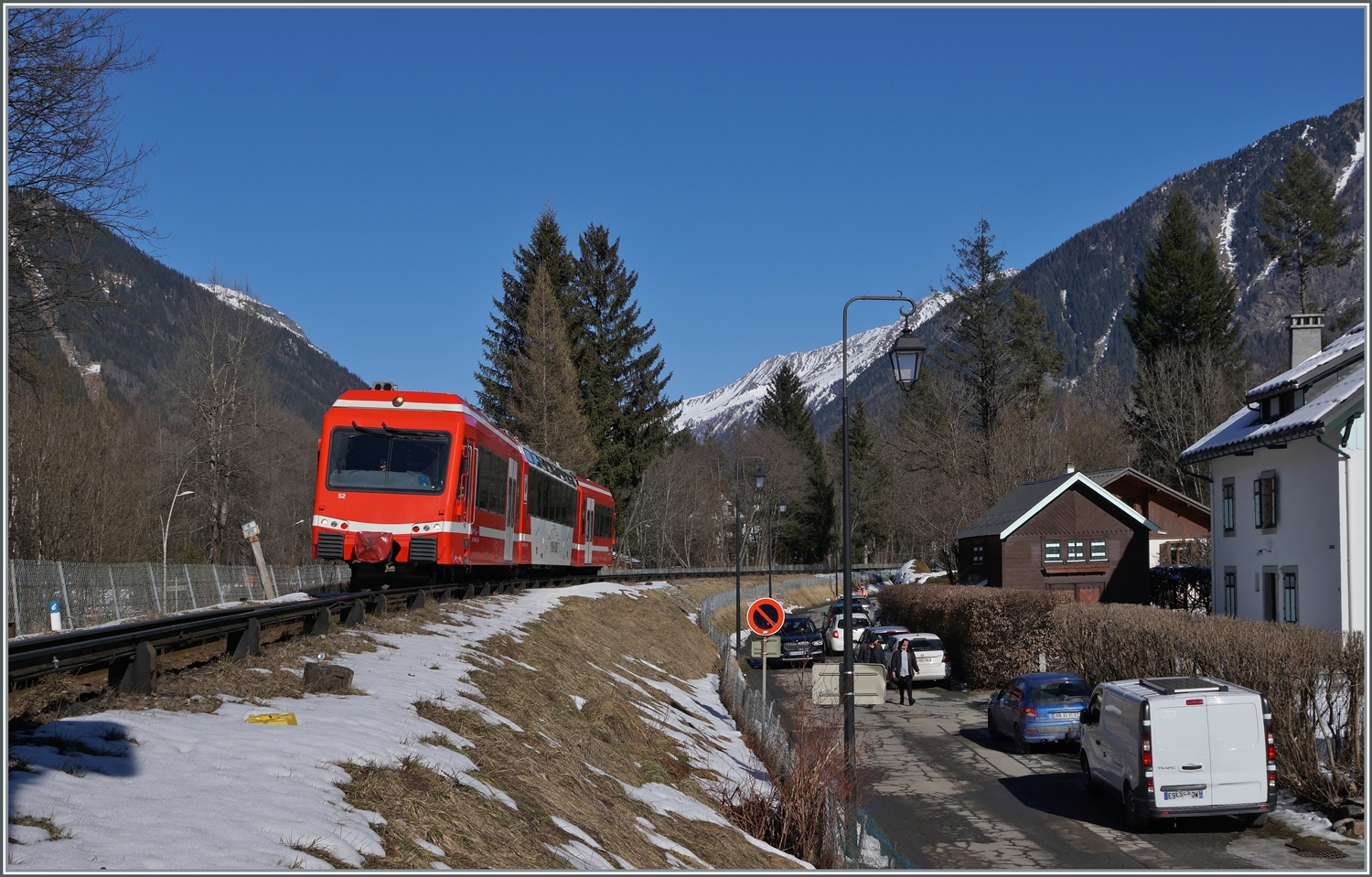 So spannend wie das Bild aussieht ist es nat�rlich nicht: Ich stand hinter einem (hier nicht zu sehenden) Zaun und hatte somit mehr als gen�gend Distanz zu der 850 V Stromschiene. Der SNCF Z 850 052 erreicht als TER von Vallorcine nach St-Gervais Les Bains Le Fayette nun Chamonix.

14. Feb. 2023