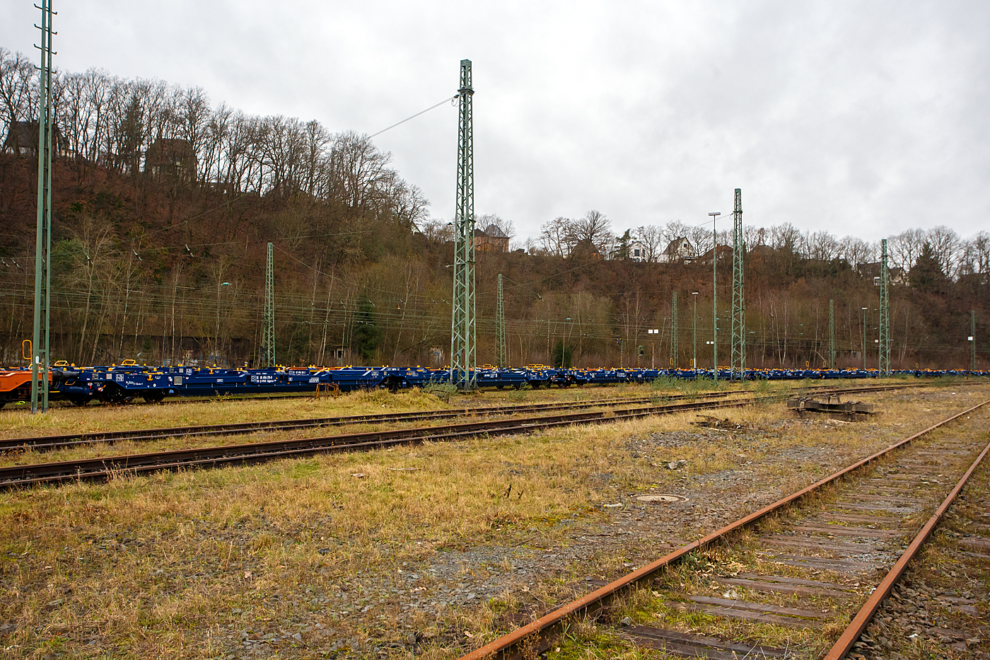 So viele sechsachsiger Gelenk-Taschenwagen (DTW / Doppeltaschenwagen in Gelenkbauart) der Gattung Sdggmrss, der Vermietungsfirmen VTG und teilweise der WASCOSA, habe ich abgestellt im Rbf Betzdorf/Sieg (hier am 29 Dezember 2023) noch nie gesehen. Die recht neu aussehenden Wagen stehen hier auf drei Gleisen.
