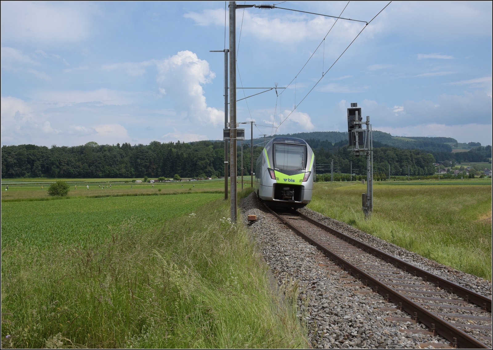 Sollte die Nouss in der Frontscheibe des Mika steckenbleiben, dann ergibt sich die Frage, ob denn nun die Nouss über das Feld hinaus geschlagen wurde oder ob die Mannschaft auf dem Feld mit einer zusätzlichen Schindel abgetan hat... Mika RABe 535 111 mit Hornusser Gesellschaft in Richigen. Juni 2023.