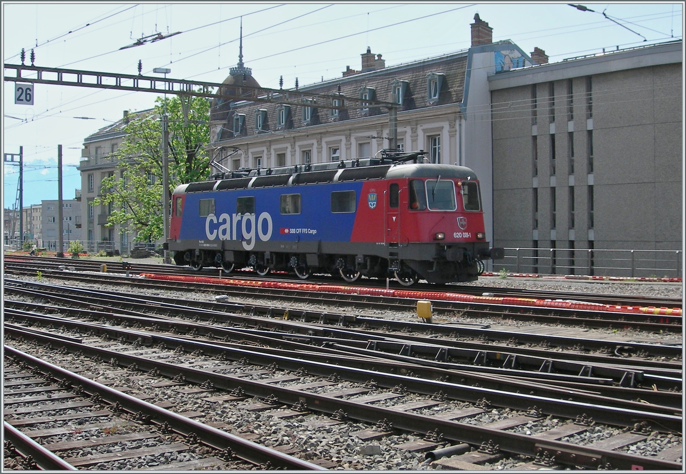 Solo fährt die SBB Re 6/6 11609 (Re 620 009-19)  Uzwil  durch den Bahnhof von Lausanne. 

2. Mai 2025
