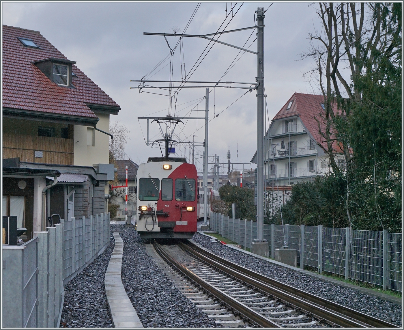 Spurwechsel ist seit dem 11. Dez. auch bei der TPF ein Thema, auch wenn es dort anders angegangen wird: Die Meterspurstrecke Bulle - Broc ist wird sei dem genannten Datum von Normalspurzügen bedient. Für die ersten gut 700 Meter ab Bulle teilen diese das Trasse mit den Schmalspurzügen der Strecke Palézieux - Montbovon und dies mit Hilfe eines Dreischienengleises (und einer umschaltbaren Fahrleitung). Der TPF Be 4/4 121 ist mit einem Regionalzug nach Gruyères kurz nach Bulle unterwegs. 

22. Dez 2022