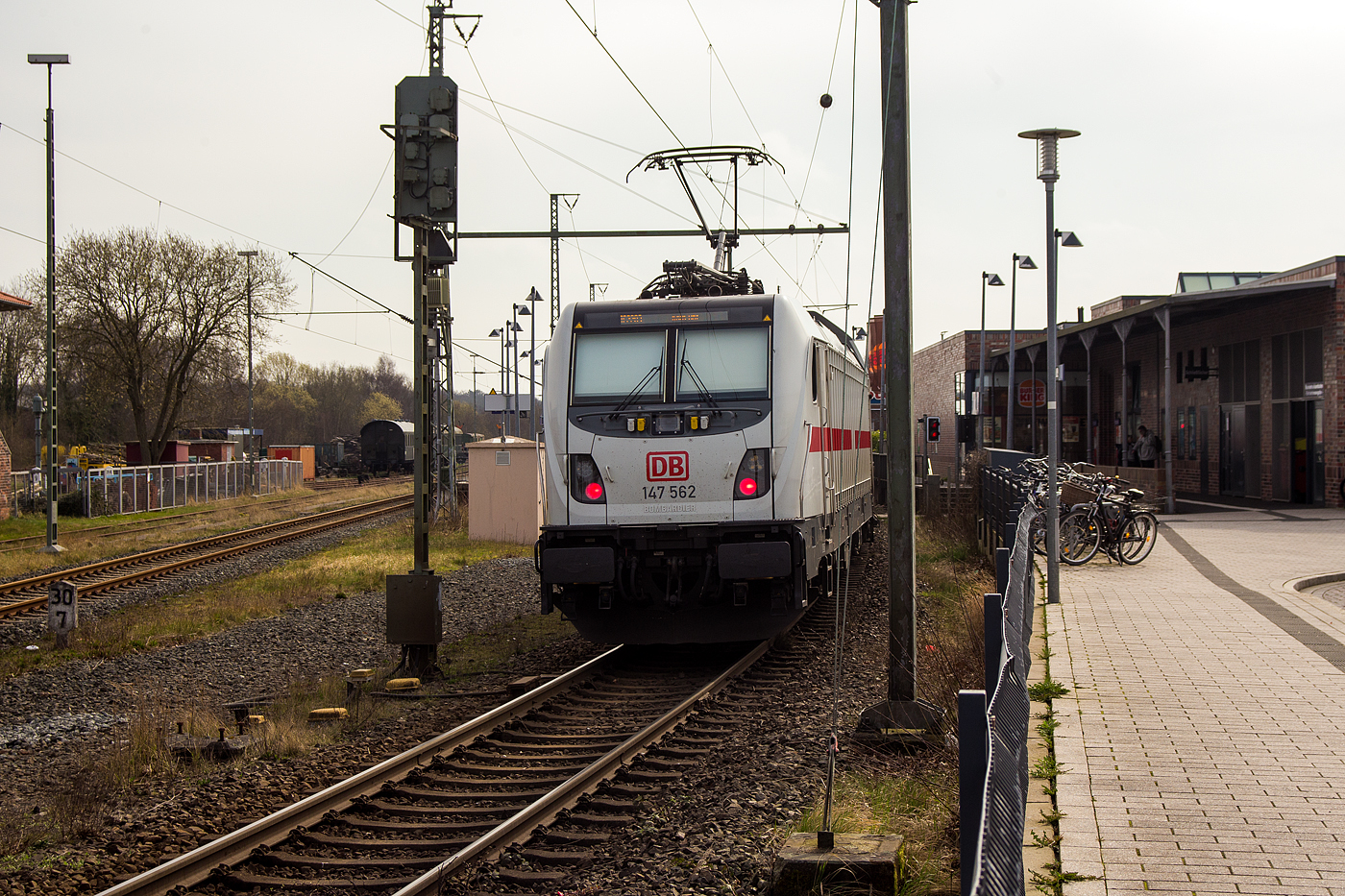 Steuerwagen voraus erreicht die DB IC2-Garnitur 4886 als IC 2203 (RE35) von Norddeich Mole, via Emden und Münster nach Köln Hbf, am 14 März 2024 den Bahnhof Norden. Von Norddeich Mole bis Leer (Ostfriesland) wird der Zug auch als RE 35 geführt, so sind hier auch Nahverkehrstickets gültig.

Schublok war die 147 562-3 (91 80 6147 562-3 D-DB) der DB Fernverkehr AG.