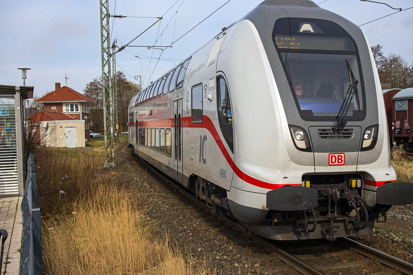 Steuerwagen voraus erreicht die DB IC2-Garnitur 4886 als IC 2203 (RE35) von Norddeich Mole, via Emden und Münster nach Köln Hbf, am 14 März 2024 den Bahnhof Norden. Von Norddeich Mole bis Leer (Ostfriesland) wird der Zug auch als RE 35 geführt, so sind hier auch Nahverkehrstickets gültig.

Schublok war die 147 562-3 (91 80 6147 562-3 D-DB) der DB Fernverkehr AG.