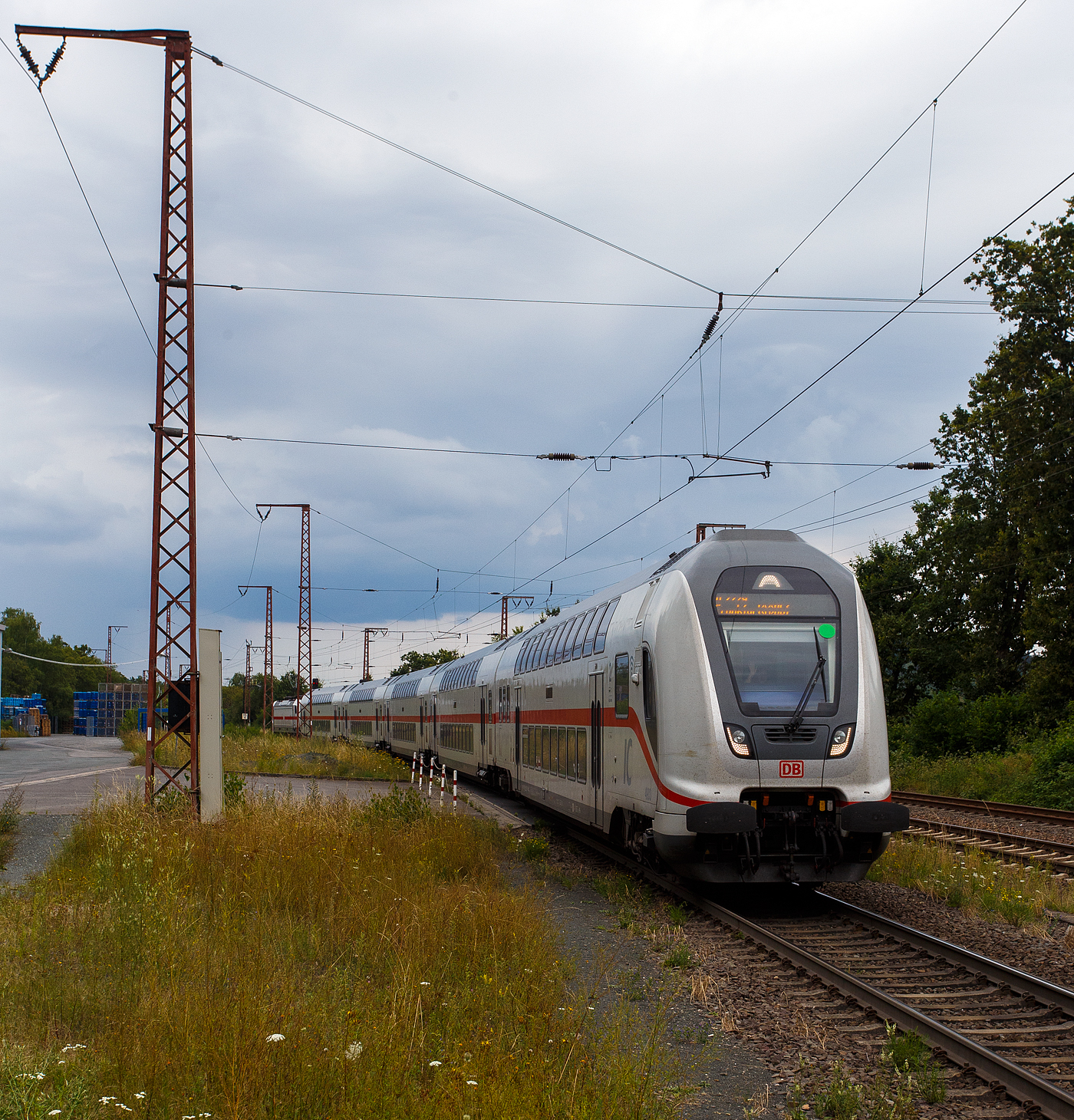 Steuerwagen voraus fährt am 01 August 2024 die IC2-Garnitur 4903 der DB Fernverkehr AG, als IC 2229 / RE 34 - Umlauf RE 52229 (Dortmund Hbf – Siegen – Dillenburg Frankfurt/Main Hbf durch Wilnsdorf-Rudersdorf (Kreis Siegen) in Richtung Frankfurt/Main. Zwischen Dortmund Hbf und Dillenburg wird der Zug auch als RE 34 (hier Umlauf 52229) geführt und hat in diesem Abschnitt die Freigabe für alle Nahverkehr Tickets.

Schublok war die TRAXX P160 AC3 - 147 576-3 (91 80 6147 576-3 D-DB – IC 4903). Nochmals einen lieben Gruß an den netten grüßenden Lokführer zurück, mich freuen immer die Grüße. 