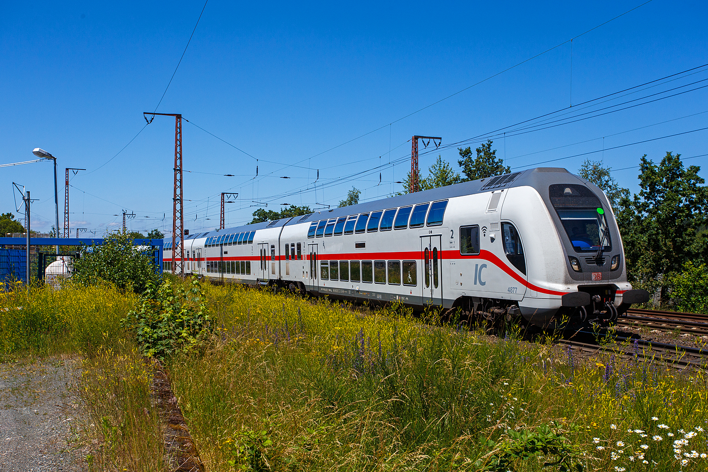 Steuerwagen voraus fährt am 28 Juni 2024 die IC2-Garnitur 4877 der DB Fernverkehr AG, als IC 2229 / RE 34 - Umlauf RE 52229 (Dortmund Hbf – Siegen – Dillenburg - Frankfurt/Main Hbf) durch Wilnsdorf-Rudersdorf (Kreis Siegen) in Richtung Frankfurt/Main. Zwischen Dortmund Hbf und Dillenburg wird der Zug auch als RE 34 (hier Umlauf 52229) geführt und hat in diesem Abschnitt die Freigabe für alle Nahverkehr Tickets.

Schublok war die TRAXX P160 AC3 - 147 580-5 (91 80 6147 580-5 D-DB – IC 4877). 
