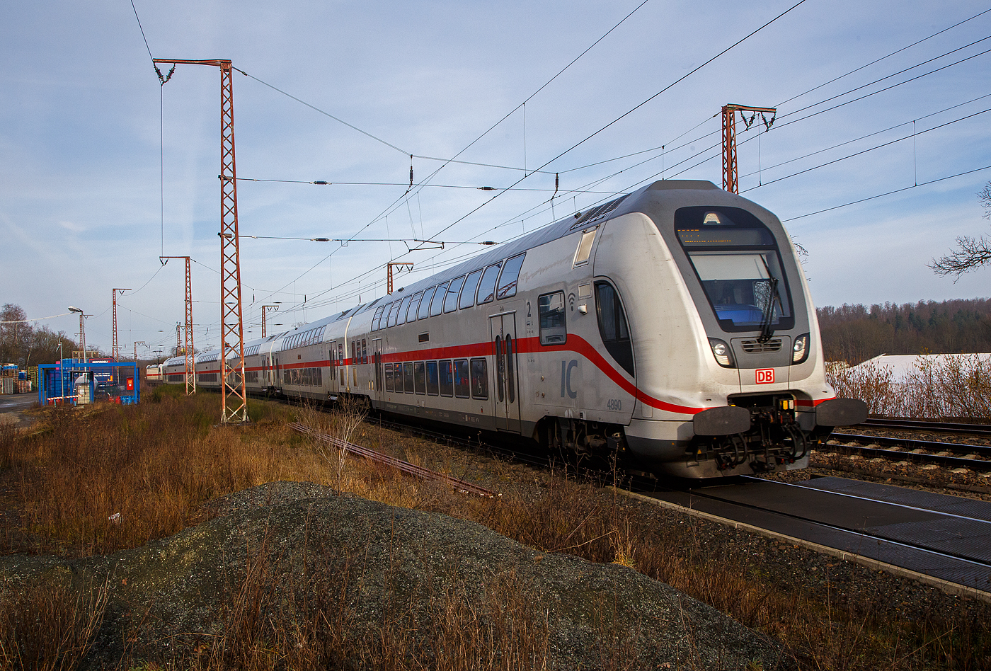 Steuerwagen voraus fährt der IC2 (Garnitur IC 4890) am 22.02.2023, als IC 2225 (Dortmund Hbf - Siegen Hbf – Frankfurt am Main Hbf). durch Rudersdorf (Kr. Siegen) in Richtung Frankfurt.  Schublok war die 147 552 (91 80 6147 552-4 D-DB – IC 4890). Von Dortmund Hbf bis Dillenburg wird er auch als RE 34 „Dortmund-Siegerland-Express“ geführt, es werden alle Nahverkehrsfahrkarten anerkannt.