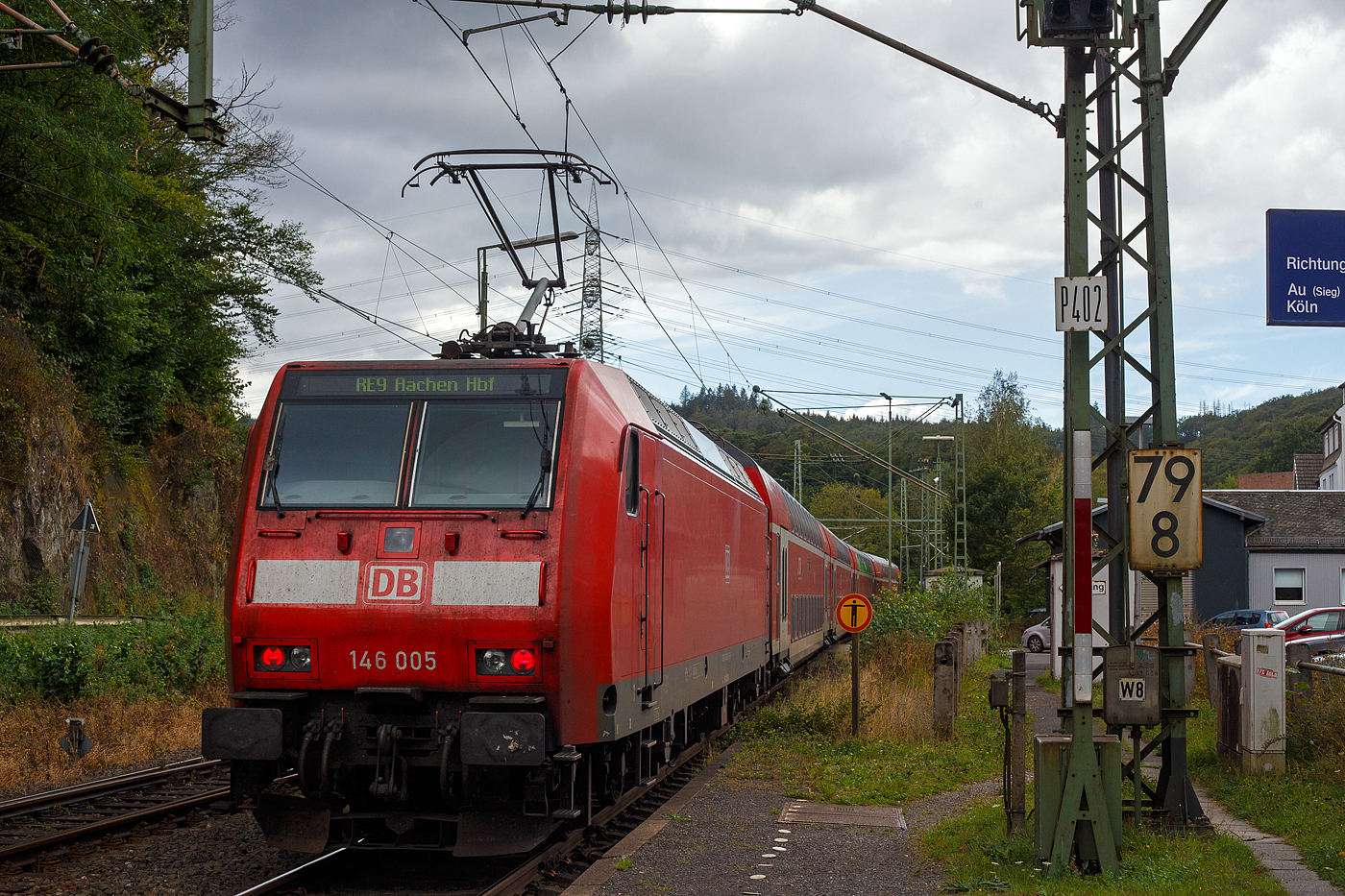 Steuerwagen voraus fährt der RE 9 rsx - Rhein-Sieg-Express (Siegen – Köln – Aachen) am 11 September 2024 durch Scheuerfeld (Sieg) in Richtung Köln / Aachen. Hier am Zugschluss die schiebende 146 005-4 (91 80 6146 005-4 D-DB) der DB Regio NRW.

Die TRAXX P160 AC1 wurde 2001 von ABB Daimler-Benz Transportation GmbH in Kassel unter der Fabriknummer 33812 gebaut.