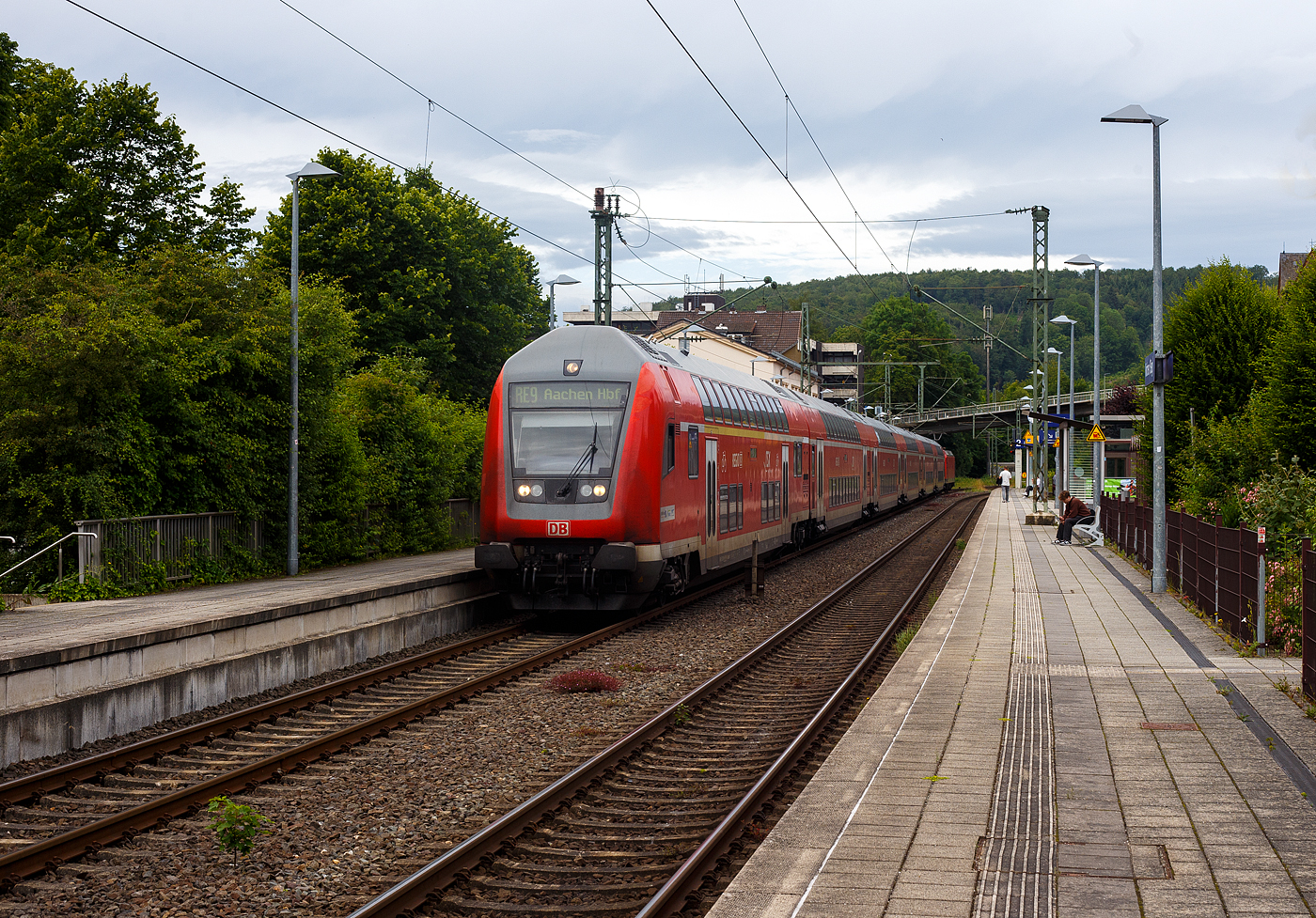 Steuerwagen voraus hat der RE 9 rsx - Rhein-Sieg-Express (Siegen – Köln – Aachen) am 21 Juni 2024 den Bahnhof Kirchen/Sieg erreicht. Auffällig ist das die Doppelstockgarnituren zurzeit mit sechs Dosto-Wagen gefahren werden, anstelle der ansonsten mit fünf Wagen. Ob dies der Fußball EM geschuldet ist, weiß ich aber nicht.

Schublok war die 146 005-4 der DB Regio NRW.