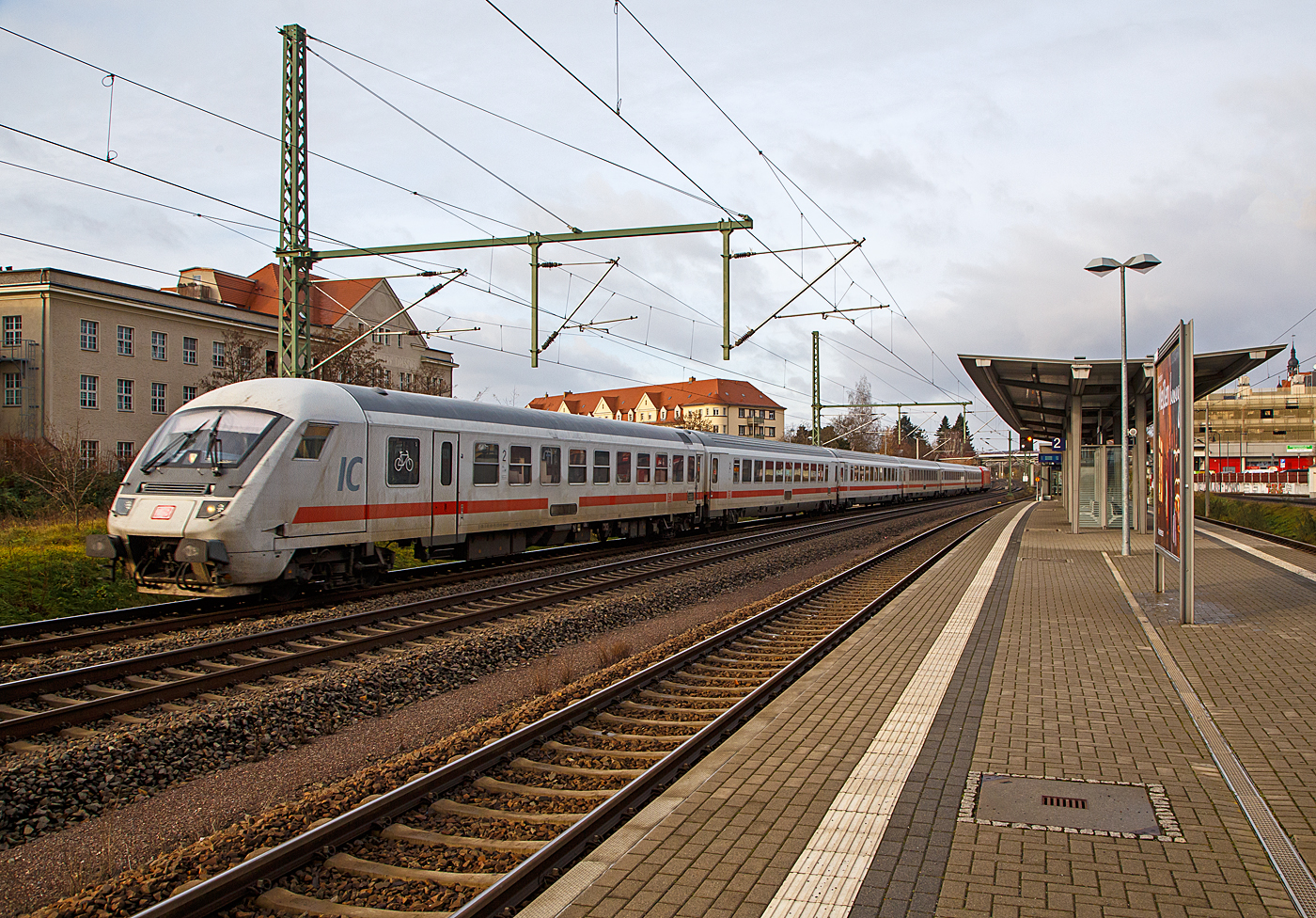 Steuerwagen voraus rauscht ein IC der DB Fernverkehr AG am 07.12.2022 Radebeul Ost in Richtung Dresden, Schublok war die 101 101-4. Die Bahnstrecke Leipzig–Dresden (KBS 500), eine zweigleisige elektrifizierte Hauptbahn f�r bis zu 200 km/h, verl�uft hier etwas abgetrennt vom Bahnhof bzw. von der Bahnstrecke Pirna–Coswig (KBS 241.1). 