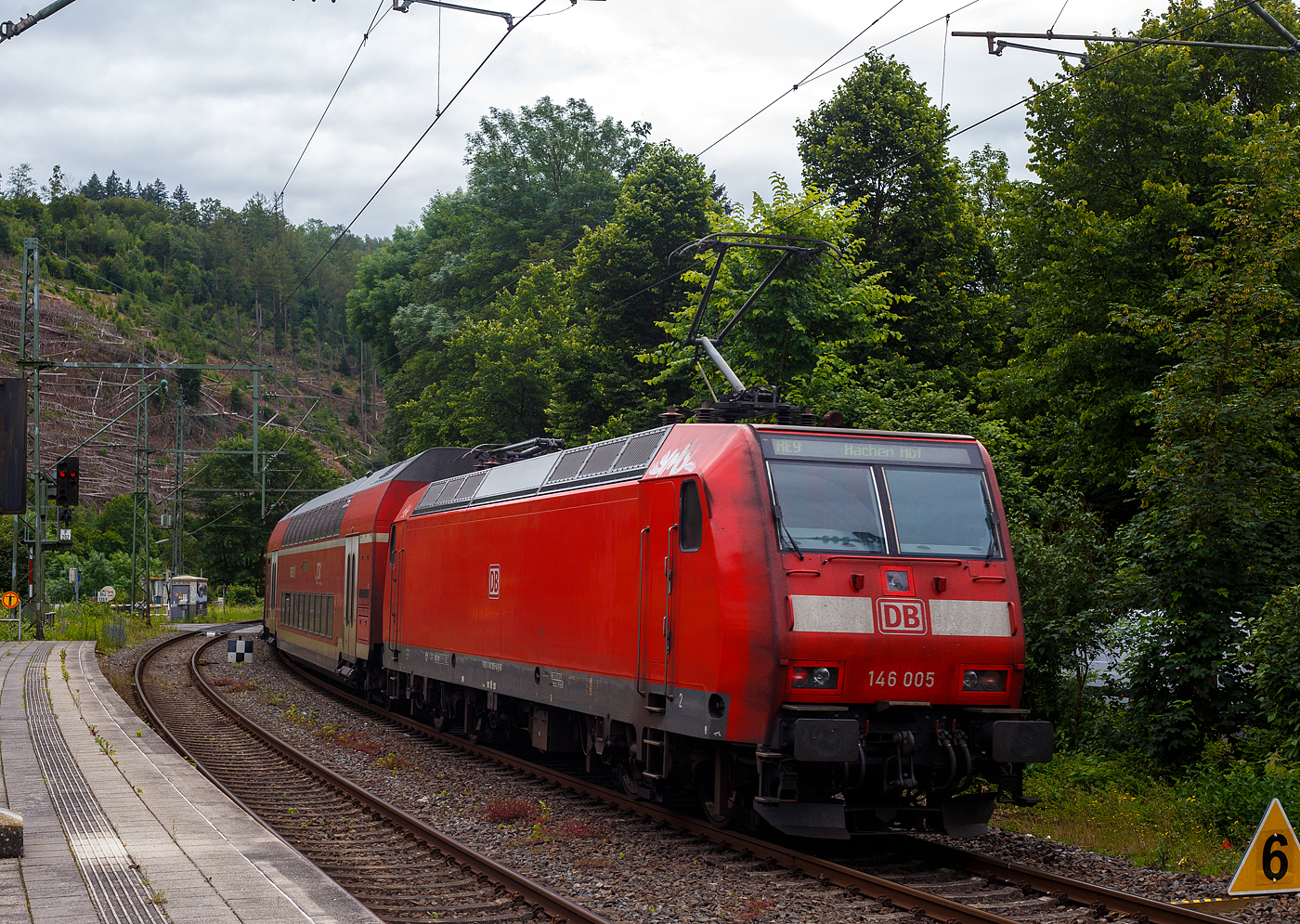 Steuerwagen voraus verlässt der RE 9 rsx - Rhein-Sieg-Express (Siegen – Köln – Aachen) am 21 Juni 2024 den Bahnhof Kirchen/Sieg. Hier am Zugschluss die schiebende 146 005-4 (91 80 6146 005-4 D-DB) der DB Regio NRW.

Die TRAXX P160 AC1 wurde 2001 von ABB Daimler-Benz Transportation GmbH in Kassel unter der Fabriknummer 33812 gebaut.
