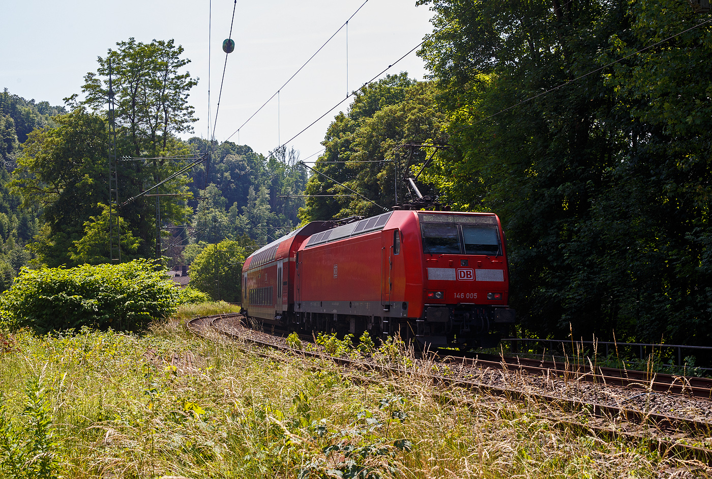 Steuerwagen voraus verlässt der RE 9 rsx - Rhein-Sieg-Express (Siegen – Köln – Aachen) am Freitag den 13 Juni 2025 den Bahnhof Kirchen/Sieg. Hier am Zugschluss die schiebende 146 005-4 (91 80 6146 005-4 D-DB) der DB Regio NRW.

Die TRAXX P160 AC1 wurde 2001 von ABB Daimler-Benz Transportation GmbH in Kassel unter der Fabriknummer 33812 gebaut.