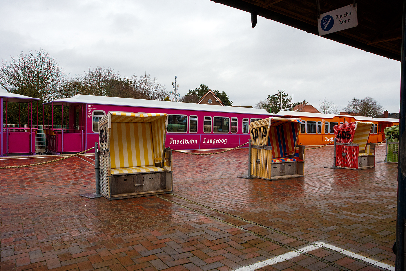 Strandkörbe und eine bunte Eisenbahn was will man mehr, ja das Meer ist auch nicht weit;-)

Im Bahnhof Langeoog der Inselbahn Langeoog vom Eigenbetrieb der Schiffahrt der Inselgemeinde Langeoog am 13 Februar 2024 im Insel Bahnhof Langeoog (im Ort Langeoog).
