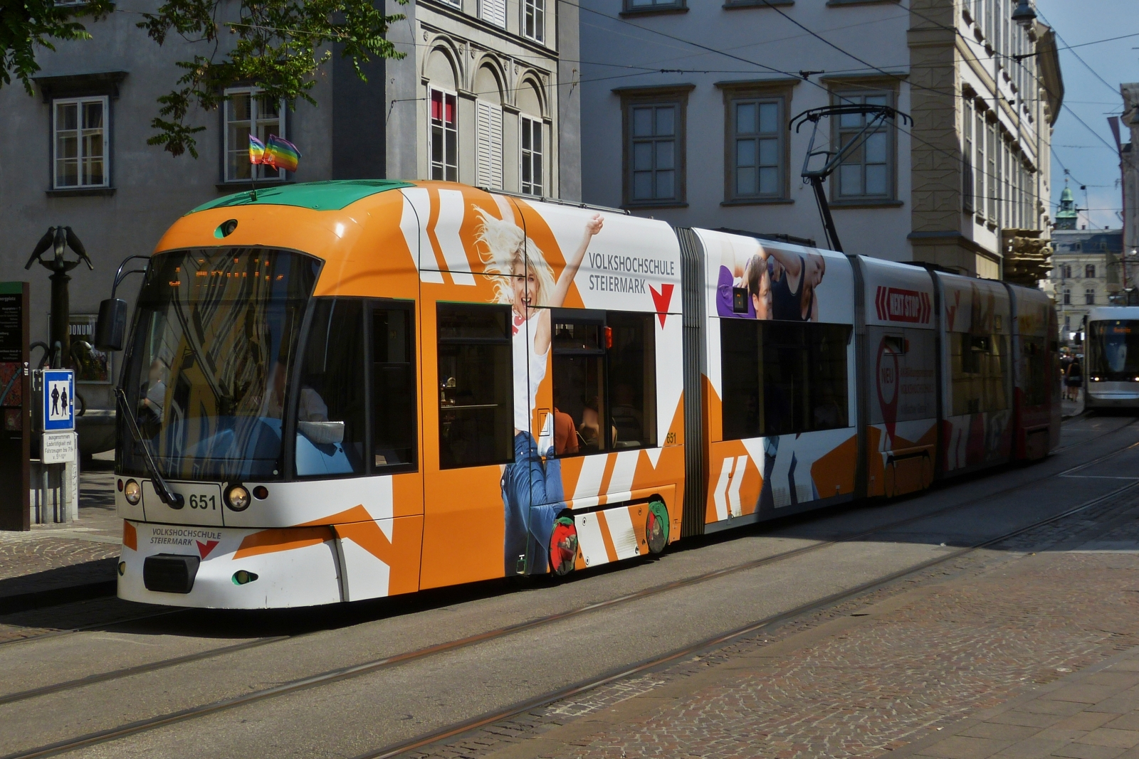 Stra�enbahn 651, aufgenommen an der Haltestelle Schlossbergplatz in Graz. 06.2023
Technische Daten: gebaut von Bombardier, Typ Flexity Outlook C,, BJ 2000, 47 Sitzpl�tze, 94 Stehpl�tze, L 27 m, B 2,20 m, Leergewicht 32 t, max. Geschwindigkeit 70 km/h, Drehgestelle wurden von Siemens-, die elektrische Anlage von Kiepe Elektrik geliefert.  (Quelle Wikipedia) 
