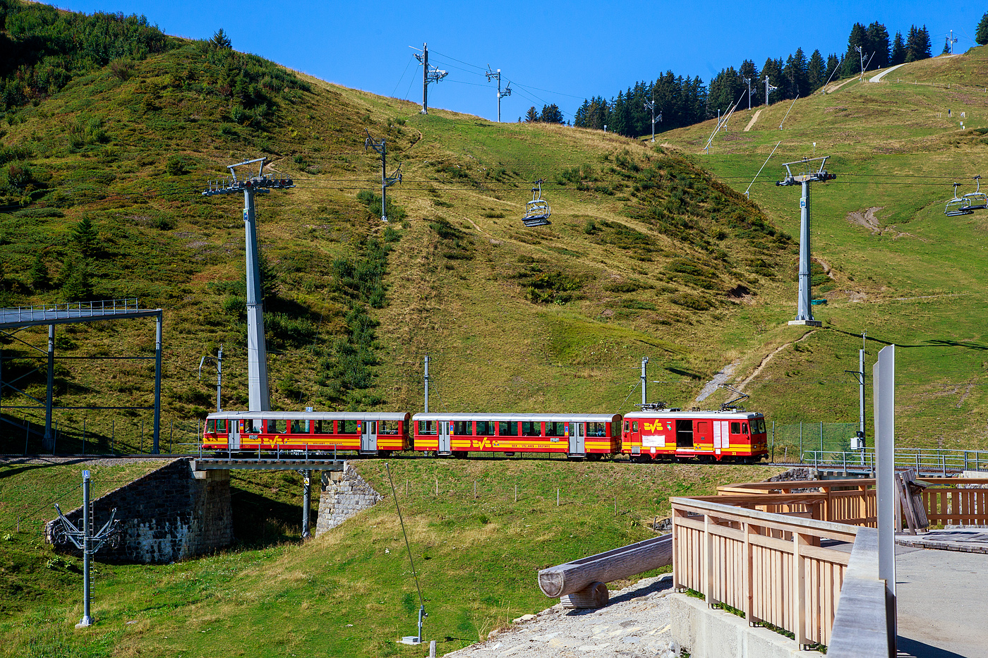 TPC 125 Jahre BVB! (Les TPC célèbrent les 125 ans du BVB!):
Der historische BVB (Bex–Villars–Bretaye-Bahn) Personenzug, bestehend aus dem Steuerwagen tpc BVB Bt 54, dem Personenwagen tpc BVB B 51und der BVB HGe 4/4 32 „Villars“, verlässt am 10 September 2023 den Bergbahnhof Col-de-Bretaye (1.808 m ü. M.) und fährt nun wieder hinab nach Villars-sur-Ollon. 