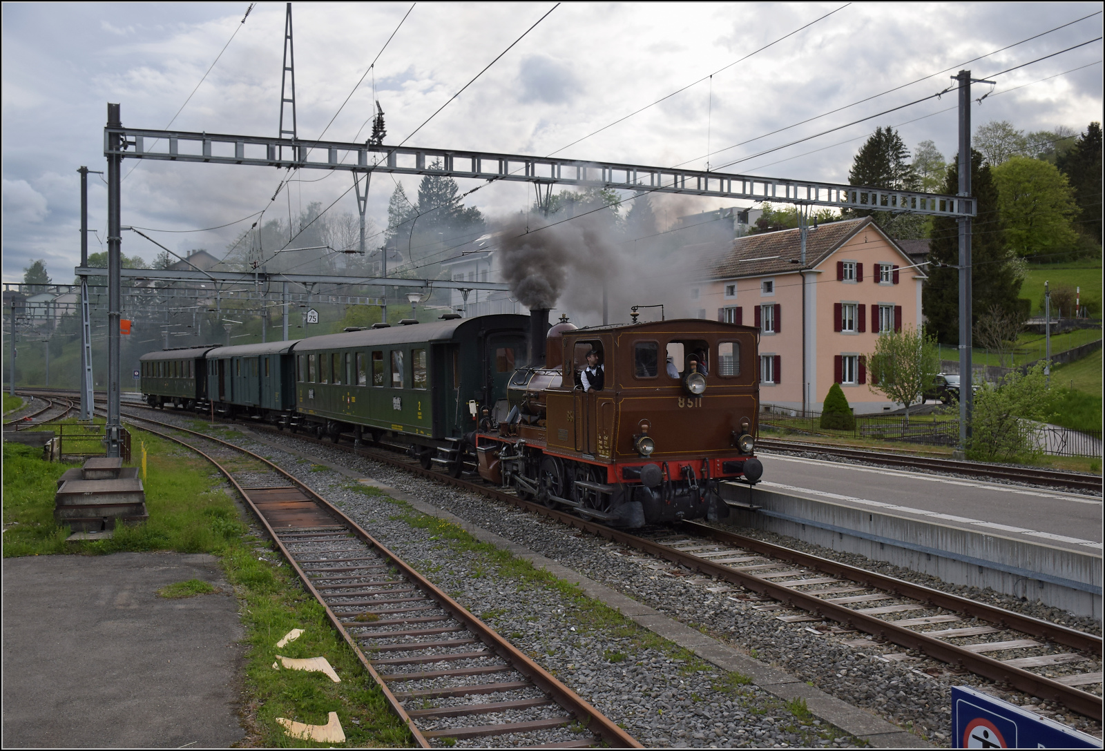 Train du Terroir.

Einfahrt von E 3/3 5811 nach Travers. Mai 2024.