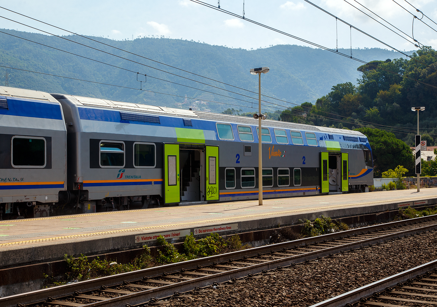 Trenitalia „Vivalto“- Doppelstock- Steuerwagen 50 83 26-78 957-7 I-TI der Gattung npBH, am 23.07.2022 im Bahnhof Levanto, als Cinque Terre Express nach La Spezia.

Nach der Einführung der neuen DPR-Lackierung bei den Elektrozügen ETR 425  Jazz , basierend auf grau mit blau/orangefarbenen Bändern und grünen Türen, wurde die gleiche Lackierung auch auf andere Fahrzeuge des Fuhrparkeres für Regionalzüge der Trenitalia ausgedehnt, einschließlich der modernen Doppelstockwagen  Vivalto .

Das „Vivalto“-Logo in der Mitte der Seitenteile blieb zunächst auch in der neuen Lackierung unverändert, allerdings mit einem Farbwechsel für die horizontale Linie, um besser mit dem neuen grafischen Design zu harmonieren.

TECHNISCHE DATEN: 
Spurweite: 1.435 mm
Länge über Puffer:  27.110 mm 
Drehzapfenabstand: 20.000 mm
Achsstand im Drehgestell:  2.500 mm
Breite: 2.725 mm
Höhe: 4 300 mm
Fußbodenhöhe:  380 mm (Unterdeck) / 2.325 mm (Oberdeck)
Sitzplätze:  92 
Eigengewicht: 53 t 
Höchstgeschwindigkeit:  160 km/h
Bremsbauart:  Freno 0-P-A (D)
