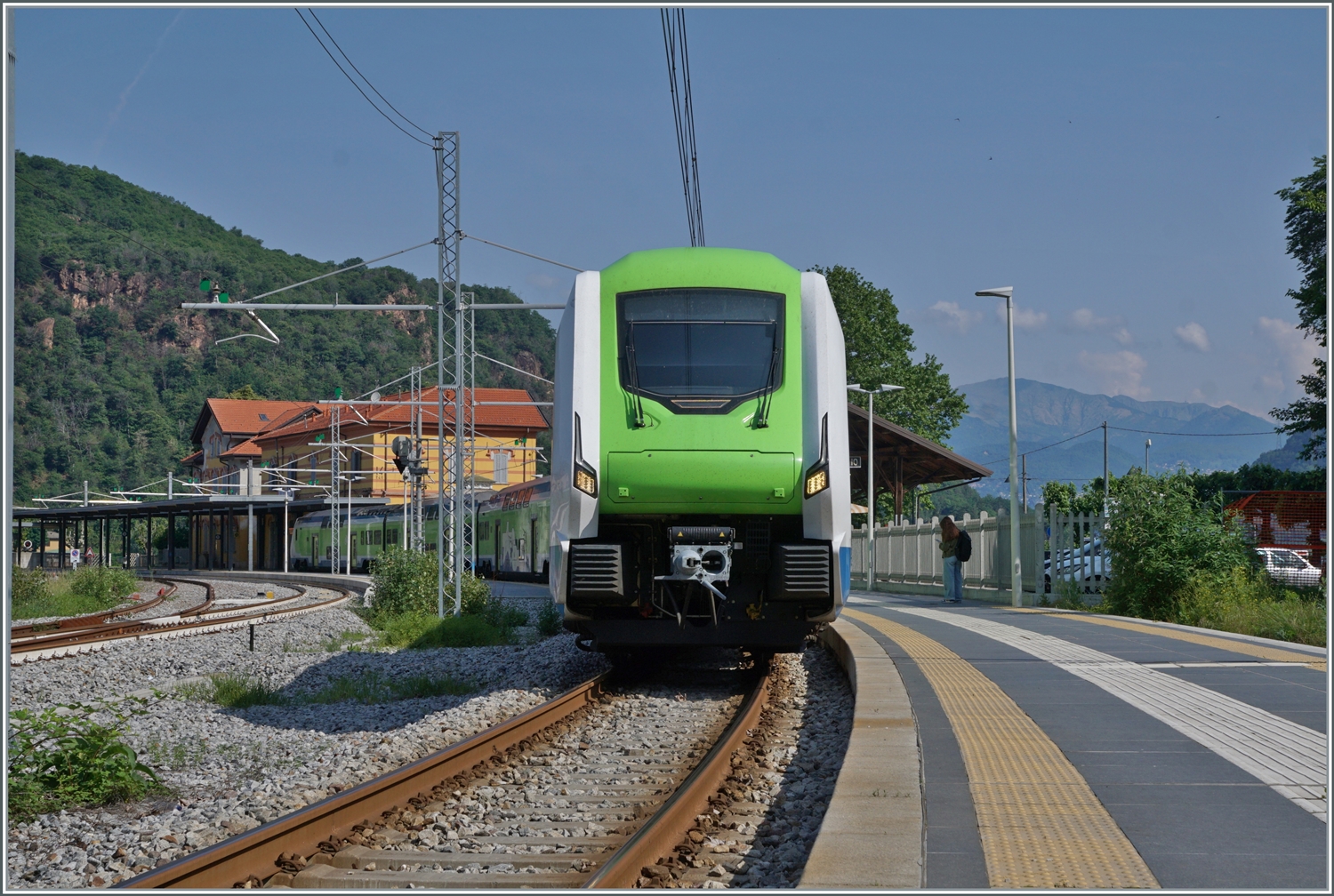 Trenord ETR 521  Rock  haben die formschönen und komfortablen ETR 425 auf der RE Strecke Milano Porta Garibaldi - Porto Ceresio abgelöst. Sonnenstand, Länge und Position der ETR 521 030 der als RE 2528 von Milano Porta Garibaldi angekommen ist und RE 2537 wieder zurückfährt, erlauben kaum ein vernünftiges Bild. 

23. Mai 2023
