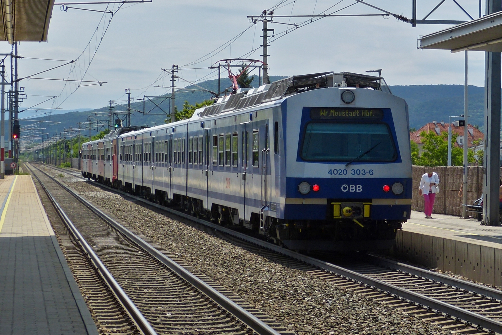 Triebzug Duo der BR 6020, welches als S-Bahn die Haltestelle von Wien-Baden in Richtung Wiener Neustadt Hauptbahnhof verl�sst. 03.06.2023
