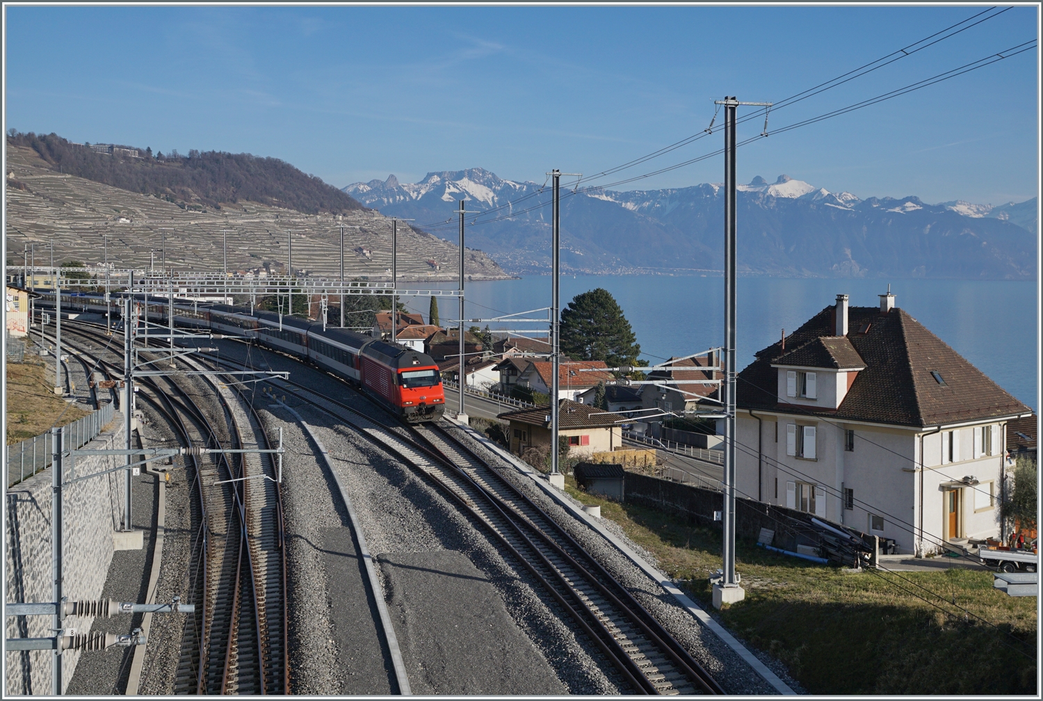 Um den RER Vaud S-Bahnen ein Wenden in Cully zu ermöglichen hat man den Bahnhof umgebaut: das Bergseitige Gleis im Einfahrbereich etwa gestreckt und gegen den Berg verschoben, das ehemalige Durchfahrgleis hat nun Seite Lausanne Weichenverbidnungen ohne den Gengenverkehr zu beeinträchtigen und as ehemalige Überholgeleis ist nun das Durchfahrtgleis Richtung Lausanne. 
Im Bild eine SBB Re 460 mit einem IR90 bei der Durchfahrt in Cully. 

20. Feb. 2023

