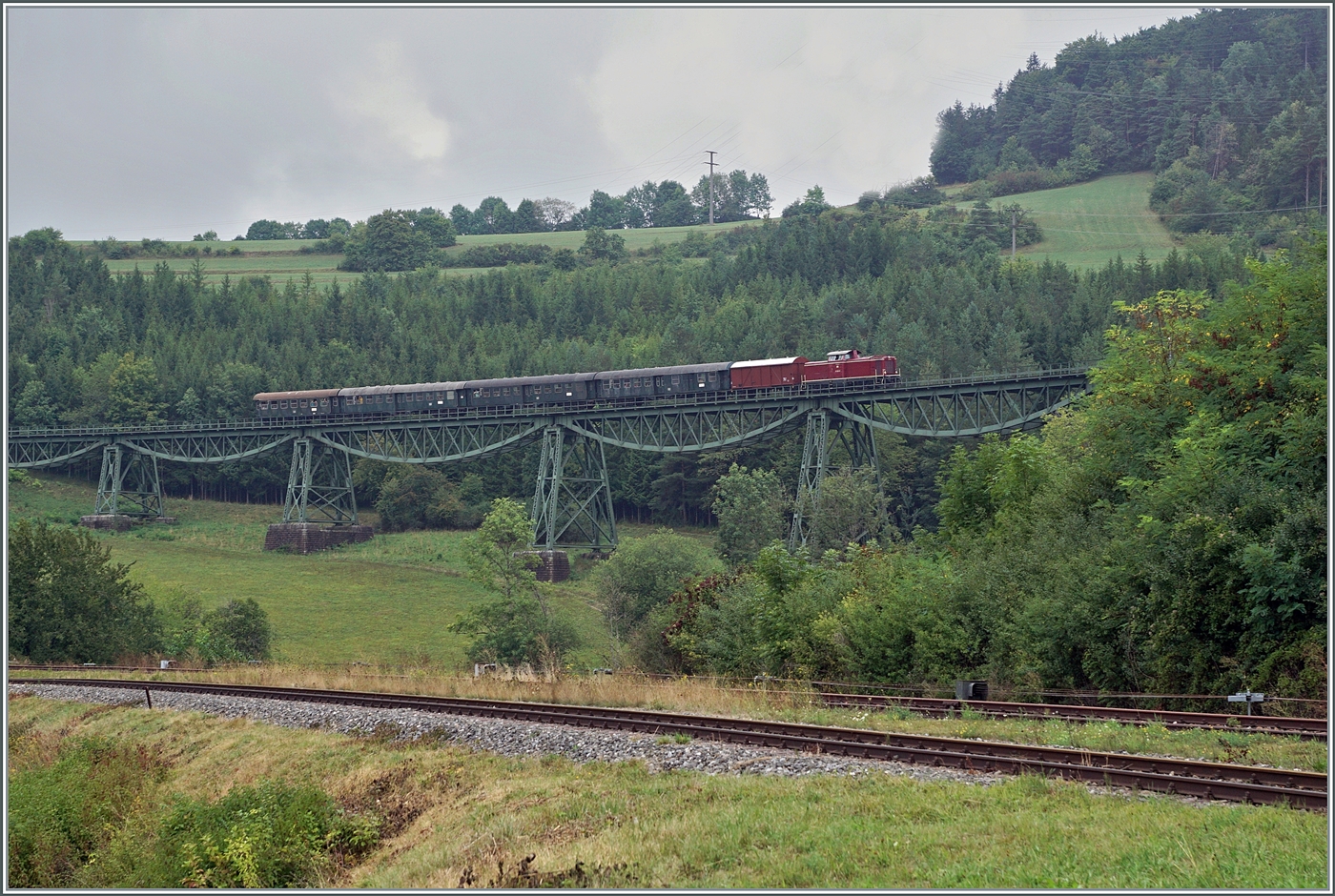 und weiter geht die Reise mit der Wutachtalbahn...

Die Diesellok 211 041-9 (92 80 1211 041-9 D-NeSA) f�hrt mit ihrem  Morgenzug  �ber den 252 Meter langen Biesenbach Viadukt und wird in einigen Minuten im Bahnhof Epfenhofen, meinem Fotostandpunkt eintreffen. 

27. August 2022