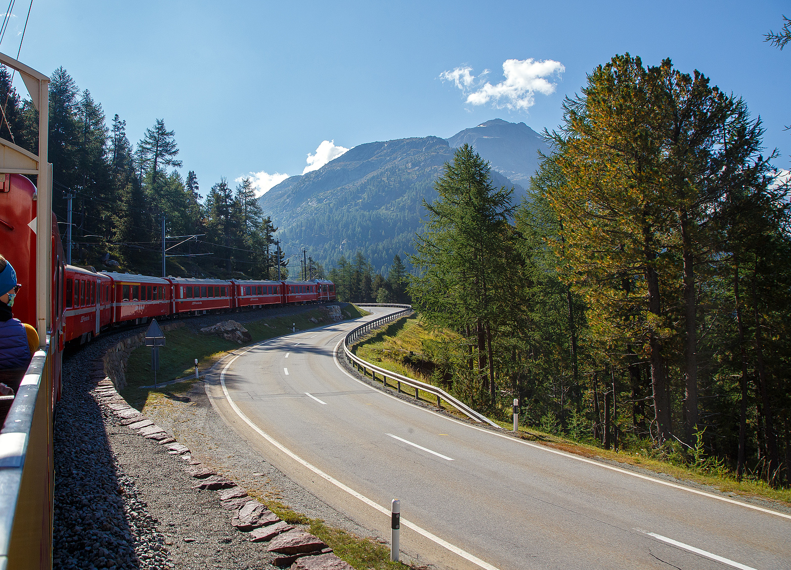 UNESCO-Weltkulturerbe Berninabahn / Ferrovia del Bernina:
Gef�hrt von dem ALLEGRA-Zweispannungstriebzug ABe 8/12 RhB 3504  Dario Cologna  geht es 06.09.2021 mit dem RhB-Regionalzug nach Tirano, von der Station Morteratsch weiter hinauf nach Ospizio Bernina, hier kurt hinter der Montebello-Kurve. Wir sind am Zugende in einem offenen Aussichtswagen.
Ganz rechts im Bild kann man den Morteratschgletscher erahnen.