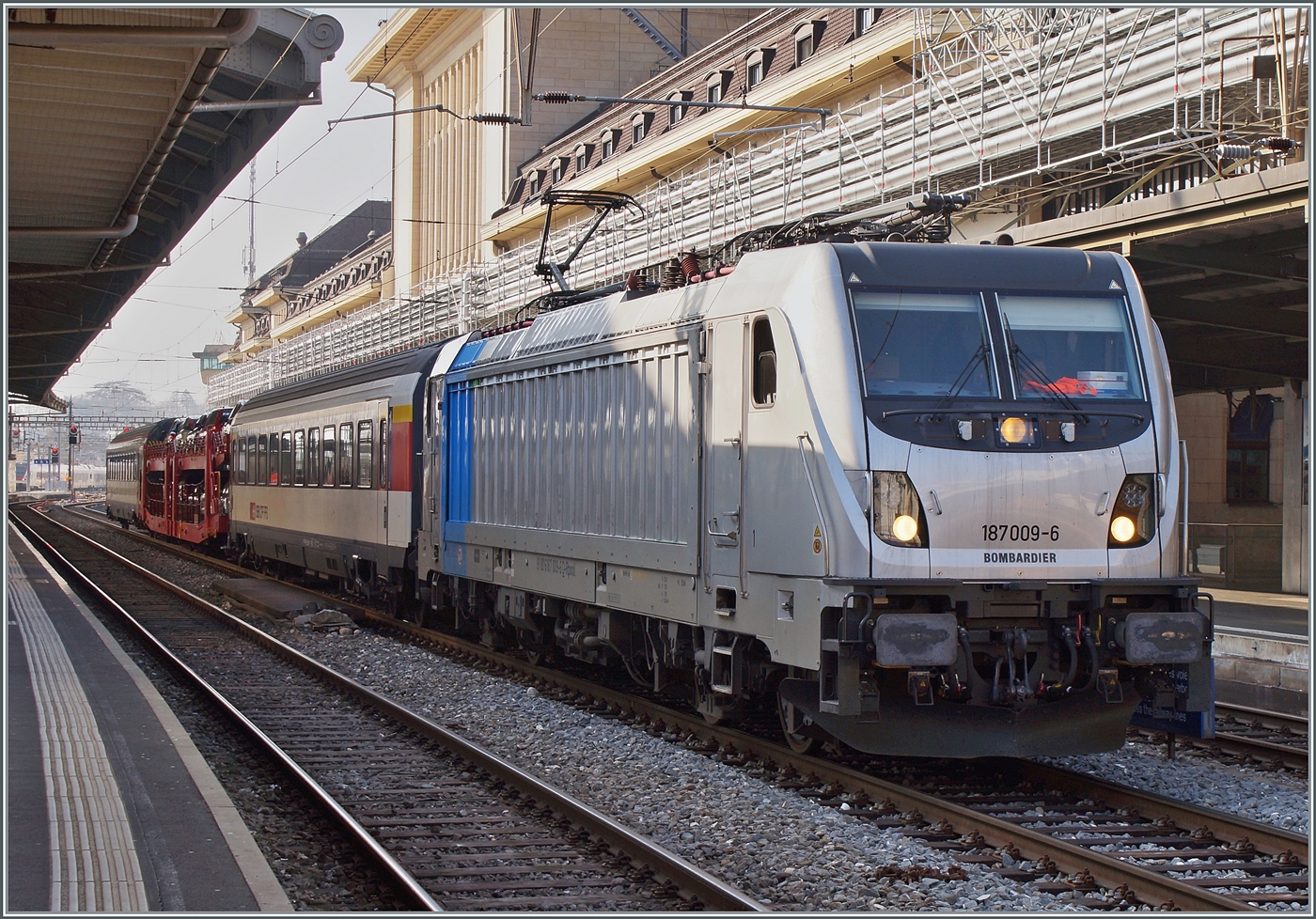 Ungewöhnliches in Lausanne: ein  Auto im Reisezug  Test-Komposition? Oder ist der zu testende Laaeffrs 560.4 (25 80 4382 302-4Ten D-ATG)  nur  ein gewöhnlicher Autotransport Wagen. Jedenfalls freute ich mich über die Railpool 187 009-6 (91 80 4618 009-6 D-Rpool) die ich mit ihrem bunten Testzug in Lausanne aufnehmen konnte.

4. März 2023