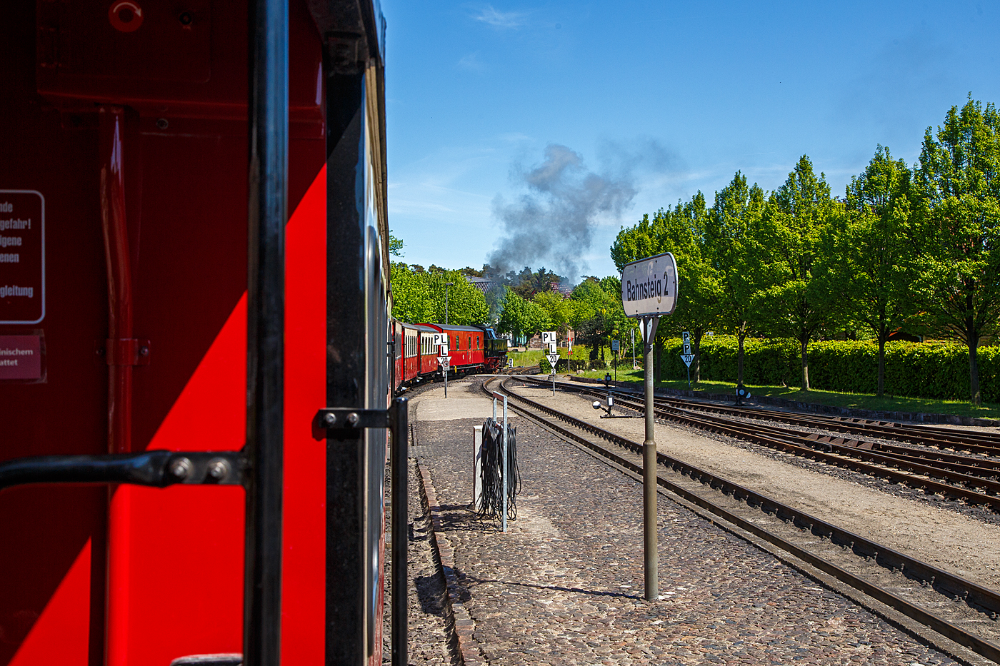 Unsere R�ckfahrt mit dem „Molli“ nach Bad Doberan beginnt......
Die 99 2322-8 der Mecklenburgischen B�derbahn Molli zieht den „Molli“ (MBB Dampfzug) am 15.05.2022 von K�hlungsborn West via Heiligendamm nach Bad Doberan.

