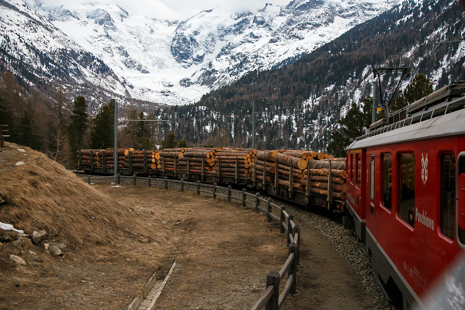 Unterwegs mit den beiden RhB ABe 4/4 III Triebwagen 54  Hakone  und  51  Poschiavo  am 21.03.2023 als PmG (Personenzug mit G�terbef�rderung) von Pontresina nach Poschiavo, hier geht es in der Montebello-Kurve hinauf. 