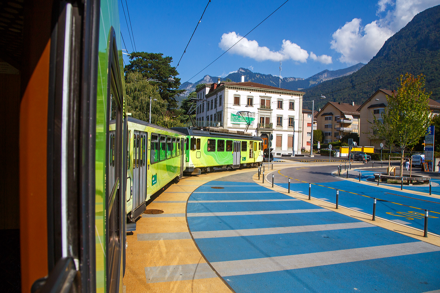 Unterwegs mit dem elektrischen Personentriebwagen mit Gepäckabteil für den gemischten Zahnrad- und Adhäsionsbetrieb tpc AL BDeh 4/4 313 „La Berneuse“ den beiden AL Steuerwagen AL Bt 362 und AL Bt 363 am 08 September 2023 von Leysin hinab. Nun erreichen wir als Straßenbahn den Bahnhof Aigle.