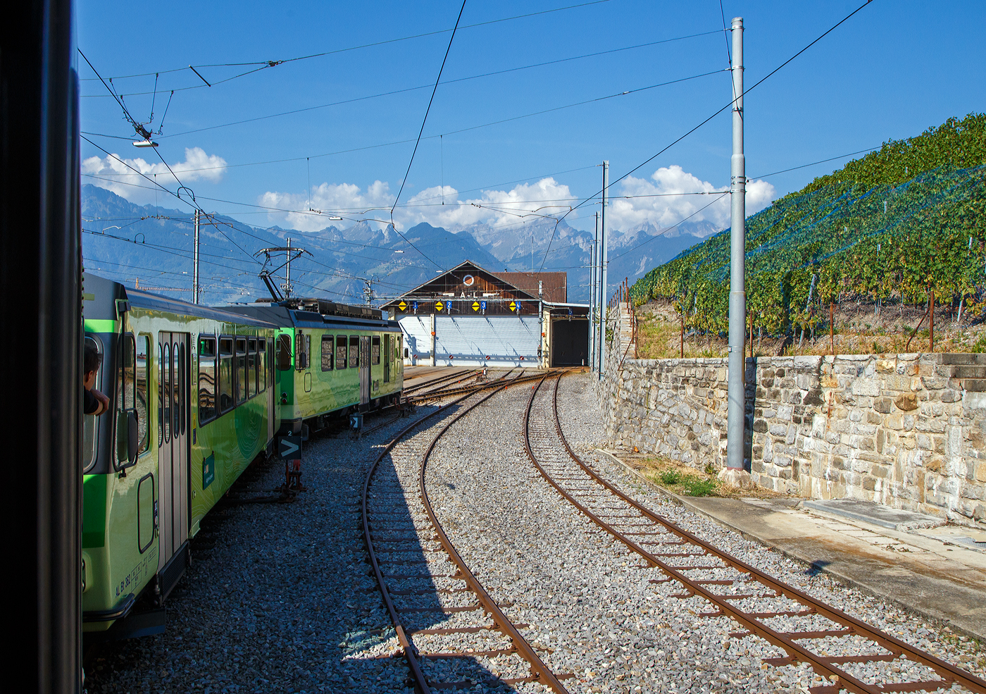 Unterwegs mit dem elektrischen Personentriebwagen mit Gepäckabteil für den gemischten Zahnrad- und Adhäsionsbetrieb tpc AL BDeh 4/4 313 „La Berneuse“ den beiden AL Steuerwagen AL Bt 362 und AL Bt 363 am 08 September 2023 von Leysin hinab, wir erreichen nun Aigle-Dépôt .

Im Kopfbahnhof Aigle-Dépôt wechselt der Zug dann die Fahrtrichtung und es geht dann ca. 1 km weiter als Straßenbahn (im Adhäsionsabschnitt) weiter zum Bahnhof Aigle.
