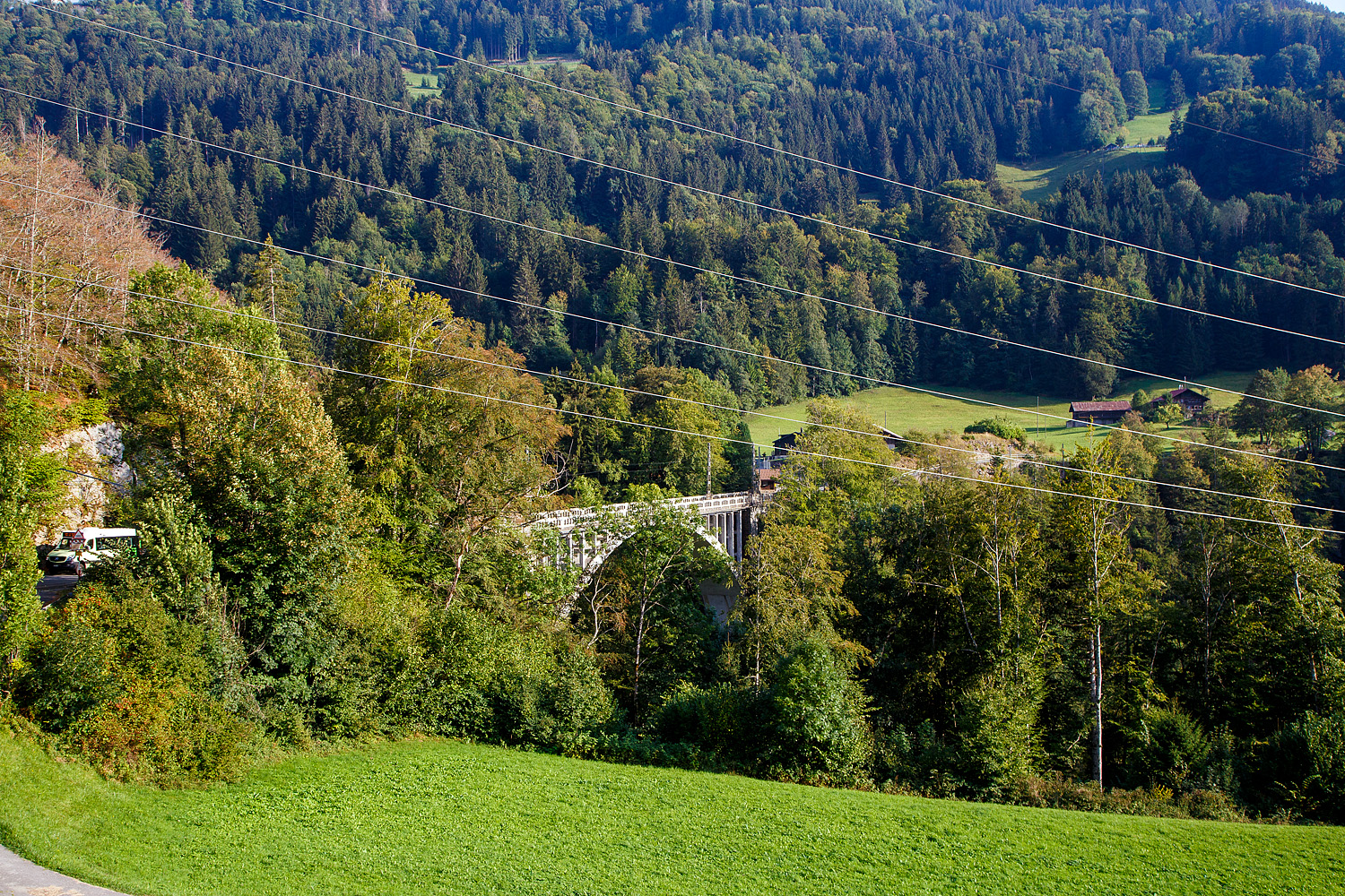 Unterwegs mit dem tpc ASD (Aigle–Sépey–Diablerets) Regionalzug (R 24) Diablerets nach Aigle 08 September 2023, blick auf die Brücke über die Grande Eau (Nebenfluss der Rhone). Die Brücke hatten wir eben überquert, die Bahn teil sich diese (als Straßenbahn) mit dem Straßenverkehr. Direkt rechts vor der Brücke (das Dach vom Gebäude kann man erkennen) der Keilbahnhof Les Planches.

Nach links verläuft die Strecke von Le Sépey nach Les Diablerets, nach rechts verläuft die Strecke von Le Sépey nach Aigle. So müssen wir nach kurzer Fahrt Kopfbahnhof Le Sépey, Kopf machen und fahren kurzdrauf, nach dem Erreichen des Gegenzuges, wieder über die Brück nun in Richtung Aigle hinab.

Es gibt Planungen mit zusätzlichen Kreuzungsstellen zeitweise den Halbstundentakt und direkte Züge Aigle–Les Diablerets ohne Spitzkehre in Le Sépey zu realisieren.
