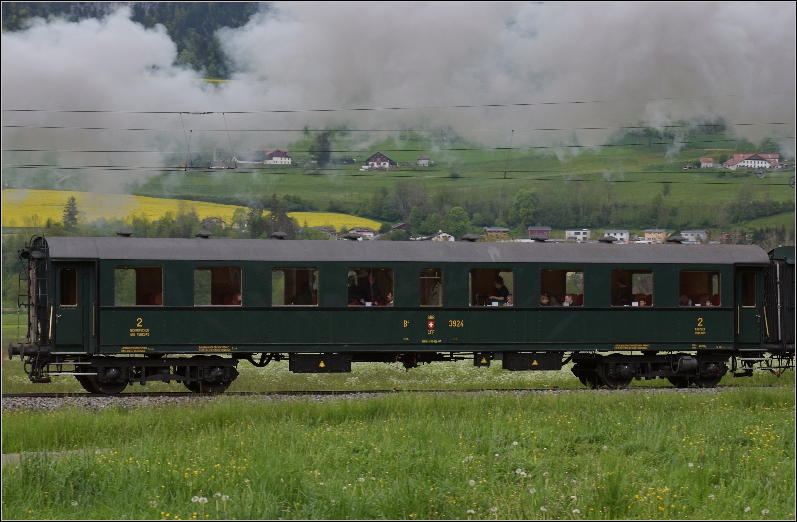 Vapeur Val-de-Travers: Train du Terroir.

B4ü 3924 bei Môtiers genauer betrachtet. Mai 2023. 