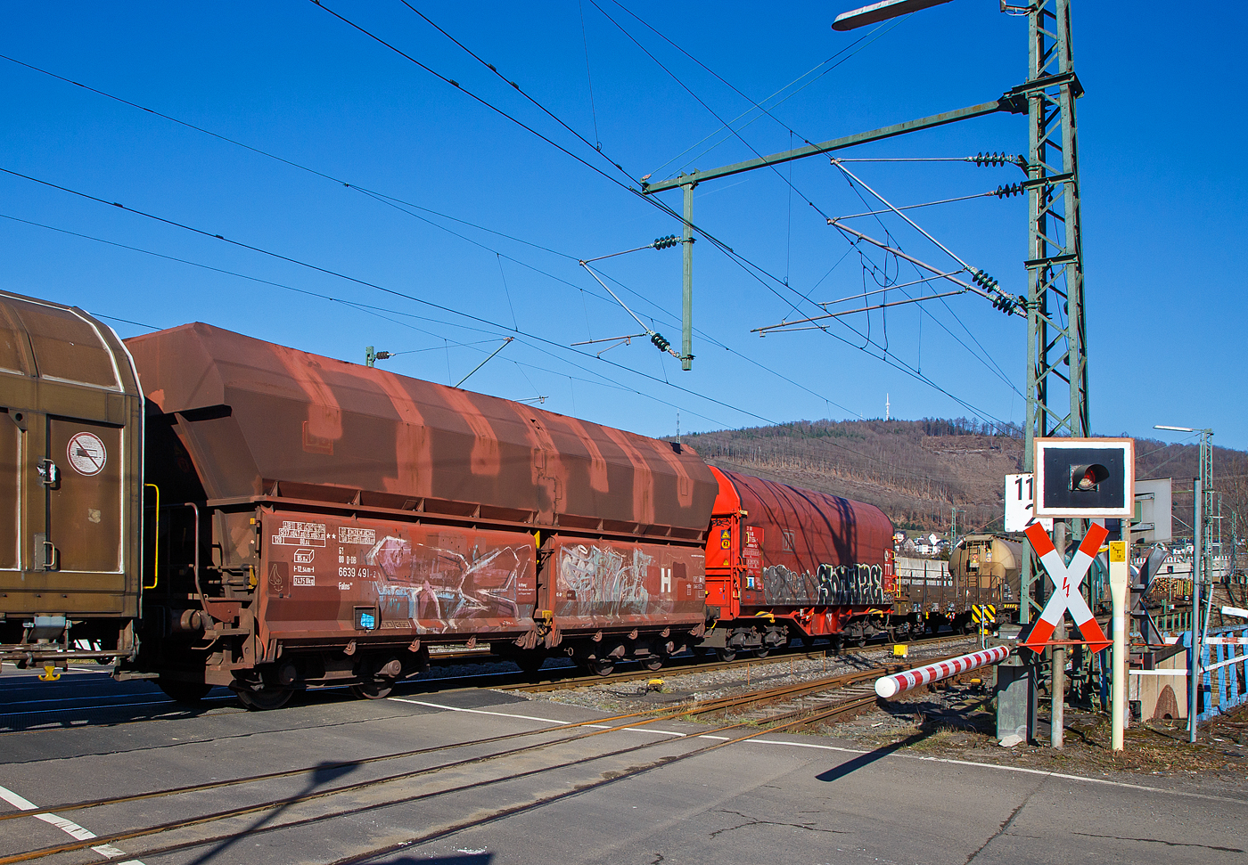 Vierachsige offene Schüttgutwagen mit schlagartiger Schwerkraftentladung und hydraulischem Klappenverschlusssystem, 81 80 6639 491-2 D-DB, der Gattung Falns 183 der DB Cargo AG am 14.02.2023 im Zugverband bei einer Zugdurchfahrt in Niederschelden (Sieg).

In den Jahren 1981 bis 1992 werden von LHB, O&K, Talbot und Waggon Union Siegen insgesamt 3.623 Fals 183 (ab 1987 als Falns 183) geliefert. Die Wagen sind für schwere Schüttgüter geeignet.

Bei den Wagen ist die gleichzeitige Öffnung bzw. Schließung aller vier Klappen wird durch Betätigen eines Steuerventils entweder von der Wagenbühne oder vom Bunkersteg aus mit einem speziellen langstieligen Vierkantschlüssel möglich.

Das vollständig, überwiegend aus Walz- und Abkantprofilen in RSt 52-3 geschweißte Untergestell besteht aus den beiden seitlichen, winkelförmigen Langträgern, die durch Querträger, Hauptquerträger, Pufferträger und der Tragkonstruktion für die Aufnahme der Zugeinrichtung miteinander verbunden sind. Der Längssattel hat eine Neigung von 49° zur Waagerechten. Die Sattelstreben und -bleche bilden mit dem Untergestell eine stabile Tragkonstruktion. Für das Sattelblech wurde St 52-3 Cu 3 verwendet.

Der vollständig geschweißte Wagenkasten ist durch den Quersattel und der mittleren Trennwand in zwei gleich große Kammern unterteilt. Im unteren Bereich sind je Seite zwei große Auslauföffnungen vorhanden, die durch stabile Seitenklappen geschlossen werden. Der Wagenkasten ist überwiegend durch Hohlprofile ausgesteift. Die Ecken sind durch große Eckfüllbleche ausgerundet. Für sämtliche Bleche wurde St 52-3 Cu 3 verwendet.

Das Öffnen und Schließen der Klappen erfolgt über einen hydraulisch angetriebenen Daumenwellenverschluss. Die vier Seitenklappen werden gleichzeitig hydraulisch geöffnet oder geschlossen. Der für die hydraulischen Einrichtungen benötigte Öldruck wird von einer Radsatzpumpe während der Fahrt (nach ca. 4 km Fahrweg mit mind. 10 km/h ist der Speicher aufgeladen) in einen Gasdruckspeicher gefördert. Für das Öffnen und Schließen der Klappen durch die hydraulischen Einrichtungen sind zwei Betätigungsmöglichkeiten vorgesehen:
•	Betätigung der hydraulischen Steuereinrichtung mit einem langstieligen Vierkantschlüssel nach DIN 25 255 von einem seitlichen Bedienungsgang der Bunkeranlage.
•	Steuerungsbetätigung von der Wagenendbühne mittels einer an der Wagenstirnwand angeordneten Hand-Steuereinrichtung. Bei Ausfall der Speicheranlage kann der erforderliche Öldruck zum Öffnen oder Schließen durch eine Handpumpe erzeugt werden.

Zur Prüfung, ob die Klappen ordnungsgemäß verschlossen sind, dient eine in Wagenmitte angebaute Anzeigeeinrichtung (gelbe Signalscheiben). Diese ragt über die Seitenwand hinaus, wenn die Klappen nicht einwandfrei verschlossen und verriegelt sind.

TECHNISCHE DATEN der Falns 183:
Hersteller: LHB, O&K, Talbot, WU Siegen
Spurweite: 1.435 mm (Normalspur)
Anzahl der Achsen: 4
Länge über Puffer: 12.540 mm
Drehzapfenabstand: 7.500 mm
Achsabstand im Drehgestell: 1.800 mm
Laderaum:	 85,0 m³
Max. Eigengewicht: 24.750 kg 
Höchstgeschwindigkeit: 100 km/h (beladen) / 120 km/h (leer)
Max. Ladegewichte: 55 t ab Streckenklasse C / 63 t ab D3
Kleinster bef. Gleisbogenradius: 75 m
Bremse: KE- GP (LL)
Bremssohle: IP 116
Handbremse: teilweise
Intern. Verwendungsfähigkeit: Nein
