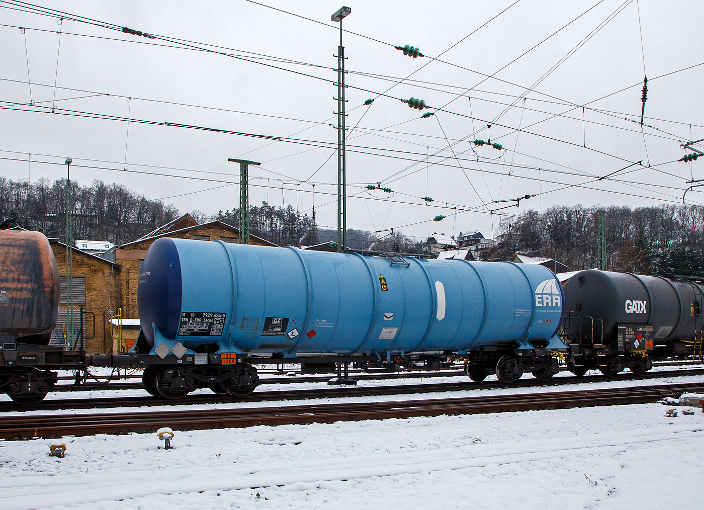 Vierachsiger 98 m³ Drehgestell-Kesselwagen 37 80 7929 624-0 D-ERR, der Gattung Zacns 3, der ERR European Rail Rent GmbH am 08.03.2023 im Zugverband bei der Zugdurchfahrt in Betzdorf (Sieg). Das Ladegut ist, laut der Gefahrgutkennzeichnung 33/1268, nicht genau genannte Erdöldestillate bzw. Erdölprodukte.