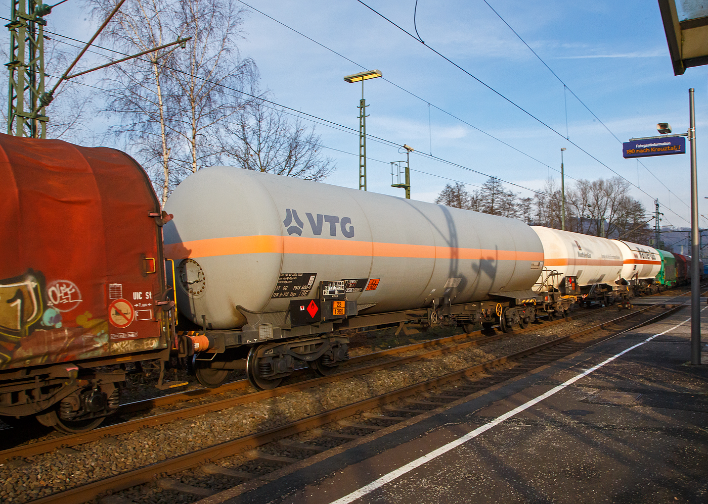 Vierachsiger Drehgestell-116 m�-Druckgaskesselwagen der Gattung Zags (ohne Sonnendach, VTG-Typ G47.117D), 37 80 7813 600-9 D-VTG, der VTG AG (Hamburg), am 18.01.2023 Zugverband bei einer Zugdurchfahrt in Scheuerfeld (Sieg) in Richtung K�ln.

Die Gefahrguttafel zeigt an (was drin ist):
Oben die Gefahrenzahl 23: Gas entz�ndbar
Unten die UN-Nummer 1965: Kohlenwasserstoffgas, Propan-Butan Gemische, verfl�ssigt. Hier Gemisch C (Propan).

TECHNISCHE DATEN (gem. Anschriften) :
Spurweite: 1.435 mm
Achsanzahl: 4 (in 2 Drehgestelle)
L�nge �ber Puffer : 18.000 mm
Drehzapfenabstand: 12.100 mm
Achsabstand im Drehgestell: 1.800 mm
Laufraddurchmesser: 920 mm (neu)
H�chstgeschwindigkeit: 100 km/h (beladen) / 120 km/h (leer)
Eigengewicht: 32.907 kg
Nutzlast: 48,5 t (bei Streckenklasse D)
Gesamtvolumen: 116.590 l (116,5m�)
Bauart der Bremse: KE – GP (LL)
Kleinster befahrbarer Gleisbogen: R 35 m
Tankcode:  P27BH
Intern. Verwendungsf�higkeit: TEN – GE