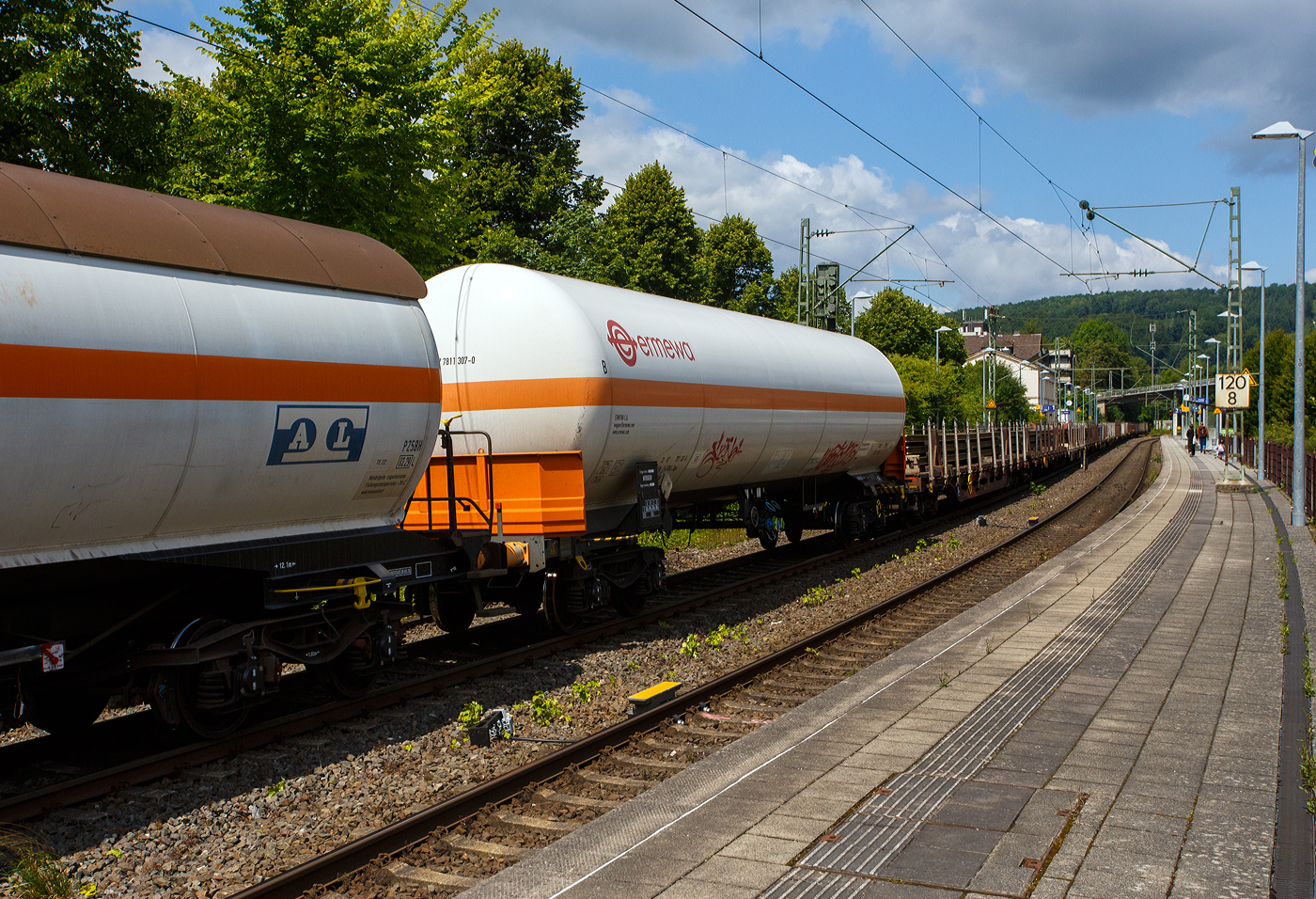 Vierachsiger Drehgestell 117 m³ Druckgaskesselwagen ohne Sonnenschutzdach, 33 87 7811 307-0 F-ERSA, der Gattung Zags (Safety++), der französischen Ermewa SA, laut Anschrift ist der Wagen leer und mit Stickstoff (Nitrogen) gespült, am 17 Juli 2025 im Zugverband bei einer Zugdurchfahrt in Kirchen (Sieg) in Richtung Köln.

Diese vierachsigen Kesselwagen aus feinkörnigem Kohlenstoffstahl vom Typ Zags (Safety++) mit einem Fassungsvermögen von 117 m³ sind für den Transport von Flüssiggasen der Klasse 2 (Propan, Propylen, Butadien, Butan, Ethylamin, Isobuten, A/A0/A1/B/C-Gemische, Isobutan) ausgelegt. Diese innovativen Kesselwagen verfügen über Schutzschilde, um den Tank zu schützen und seine Unversehrtheit zu gewährleisten und das Risiko einer Leckage bei bis zu 75 km/h zu minimieren. Der Waggon ist außerdem mit einer Kompaktbremseinheit mit automatischer Lastabbremsung ausgestattet, um Fehlfunktionen zu vermeiden. Optional sind auch Telematiksensoren zur Überwachung der Bremsen erhältlich. Der Waggon entspricht den neuesten geltenden europäischen Gesetzen (4. Eisenbahnpaket) und dem RID 2019.

TECHNISCHE DATEN (gem. Anschriften):
Spurweite: 1.435 mm (Normalspur)
Achsanzahl: 4 (in 2 Drehgestelle)
Länge über Puffer: 18.100 mm
Drehzapfenabstand: 12.100 mm
Achsabstand im Drehgestell: 1.800 mm
Laufraddurchmesser: 920 mm (neu)
Höchstgeschwindigkeit: 100 km/h (beladen) / 120 km/h (leer)
Eigengewicht: 33.320 kg
Nutzlast: 56,6 t (bei Streckenklasse D)
Gesamtvolumen: 116.850 Liter (116,85 m³)
Tankwerkstoff: feinkörniger Kohlenstoffstahl (z.B. P460NL2 früher EStE 460)
Handbremse: Vom Boden aus bedienbar an einem Drehgestell
Kleinster befahrbarer Gleisbogen: R 35 m
Besonderheit: Crashpuffer, sowie Schutzschild gem. TE25
Intern. Verwendungsfähigkeit: TEN-GE

Tankcode:  P26BH
P =Tank für verflüssigte oder unter Druck gelöste Gase
27 = Mindestberechnungsdruck 27 bar (Arbeitsdruck 21 bar)
B = Tank mit Bodenöffnungen mit 3 Verschlüssen für das Befüllen oder Entleeren 
H = luftdicht verschlossener Tank
