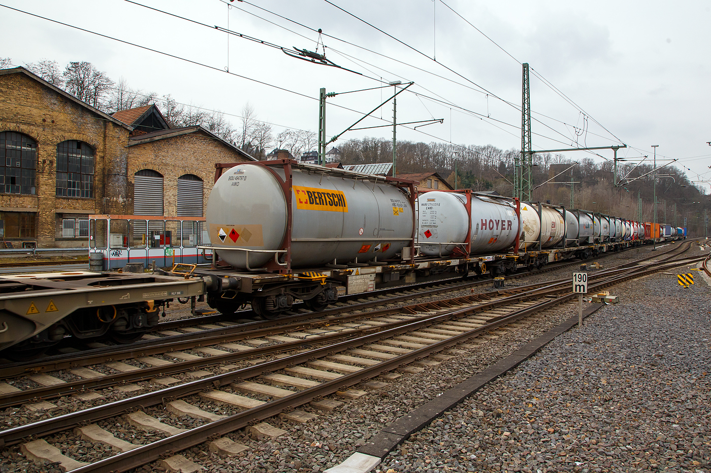 Vierachsiger Drehgestell-Containertragwagen, 33 85 4575 177-2 CH-HUPAC, der Gattung Sgnss, der HUPAC Intermodal SA am 22.03.2021 im Zugverband bei der Durchfahrt in Betzdorf (Sieg). 

Der Wagen wurde 2000 von Josef Meyer Rheinfelden (CH) gebaut.

TECHNISCHE DATEN:
Hersteller: Josef Meyer Rheinfelden
Spurweite: 1.435 mm
Länge über Puffer: 20.050 mm
Drehzapfenabstand: 14.420 mm
Achsabstand in den Drehgestellen: 1.800 mm
Laufraddurchmesser: 920 mm (neu)
Ladelänge: 18.760 mm
Höhe der Ladeebene über S.O.: 1.115 mm
Eigengewicht: 20.000 kg
Max. Zuladung bei Lastgrenze S: 70,0 t (ab Streckenklasse D)
Max. Zuladung bei Lastgrenze SS: 39,0 t (ab Streckenklasse A)
Max. Geschwindigkeit: 100 km/h (Lastgrenze SS oder leer 120 km/h)
Kleinster befahrbarer Gleisbogen: R 75 m
Bremse: Frein DK-GP-A
Bremssohle: Jurid 816M
Feststellbremse: Ja
Verwendungsfähigkeit: RIV 