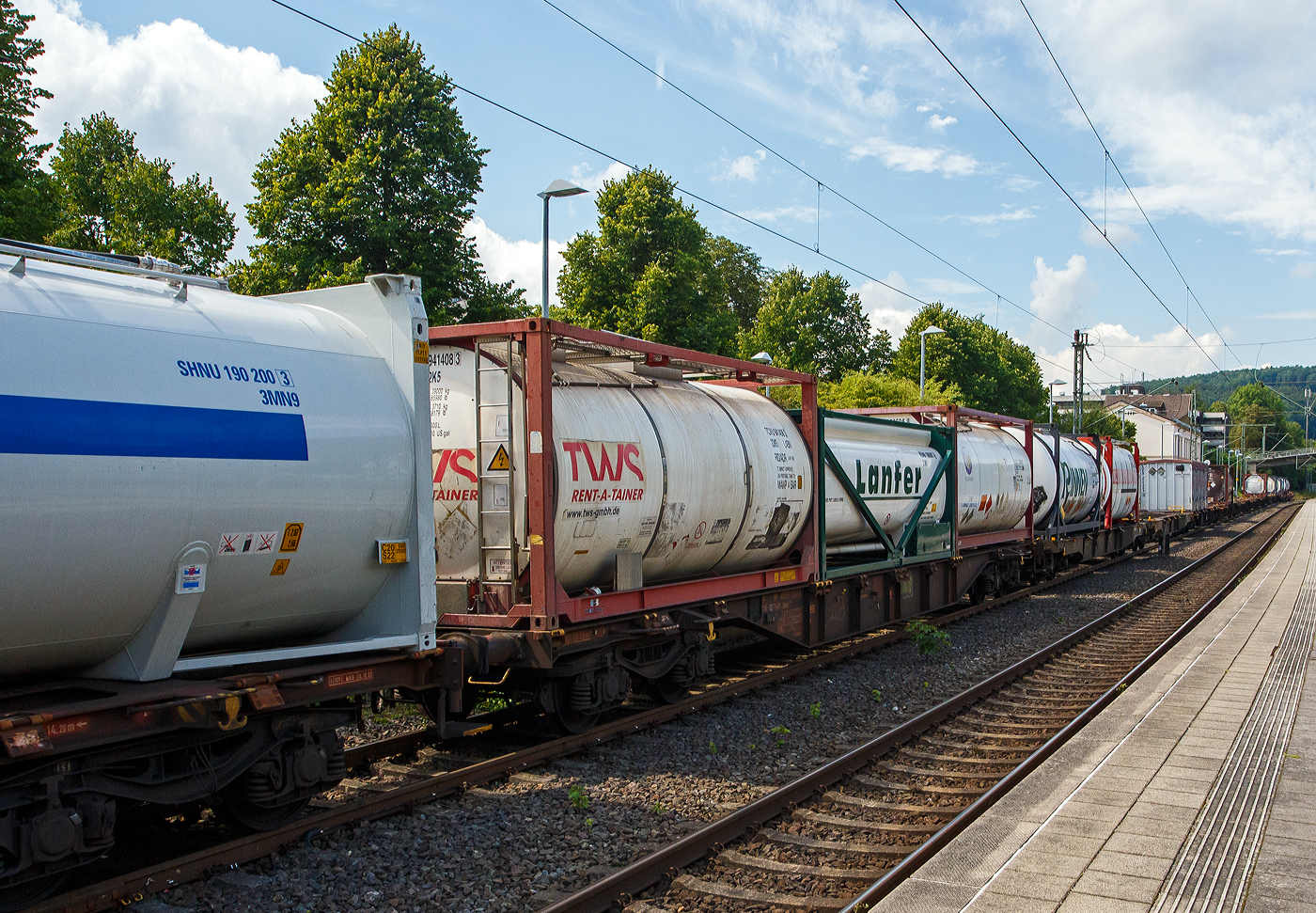 Vierachsiger Drehgestell-Containertragwagen für Großcontainer und Jumbo-Wechselbehälter, 31 80 4558 570-6 D-DB, der Gattung Sgns 696, der DB Cargo AG, am 30 Juli 2025 im Zugverband bei einer Zugdurchfahrt im Bahnhof Kirchen/Sieg, hier beladen mit drei 20' Tankcontainer. 

Diese Wagen wurden ab 2008 vom des rumänischen Herstellers MEVA in Drobeta-Turnu Severin (seit 2016 zur The Greenbrier Companies) hergestellt. Der Wagen ist im Rahmen der neuen Tragwagenkonzeption für den Transport von Containern in Zügen des kombinierten Ladungsverkehrs vorgesehen. Auf den Außenlangträgern des Wagens befinden sich für jede vorgesehene Ladeposition feste und klappbare Aufsetzzapfen zum Festlegen der Ladungseinheiten in verschiedenen Kombinationen. 

Das Untergestell ist eine verwindungsweiche, geschweißte Rahmenkonstruktion aus Walz- und Blechprofilen, gebildet aus den Kopfstücken, den Hauptquerträgern und den äußeren Langträgern.

TECHNISCHE DATEN:
Spurweite: 1.435 mm (Normalspur)
Anzahl der Achsen: 4 (in zwei Drehgestellen)
Länge über Puffer: 19.640 mm
Drehzapfenabstand: 14.200 mm
Achsabstand im Drehgestell: 1.800mm
Raddurchmesser: 920 mm (neu) / 840 mm (abgenutzt)
Max. Ladelänge: 18.400 mm
Höhe der Ladeebene über SOK: 1.155 mm
Höchstgeschwindigkeit: 100 km/h (beladen) / 120 km/h (leer)
Eigengewicht: 18.550 kg
Maximales Ladegewicht: 71,0 t (ab Streckenklasse D)
Kleinster bef. Gleisbogenradius: R = 75 m
Bauart der Bremse: KE-GP-A (K)
Verwendungsfähigkeit: TEN GE / G1