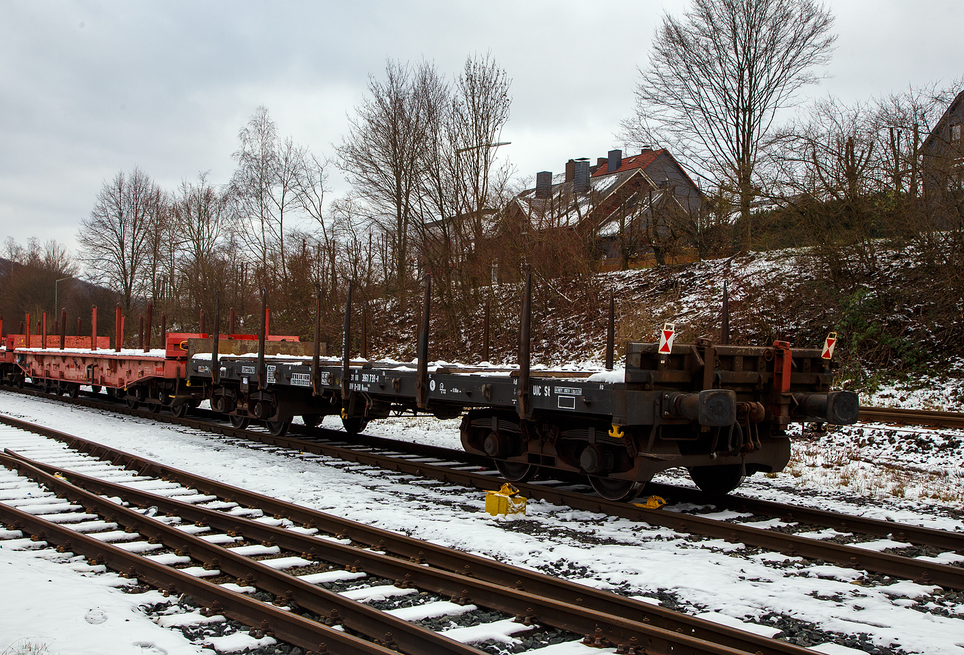 Vierachsiger Drehgestell-Flachwagen mit Drehrungen und Stirnwandklappen, 31 80 3961 739-0 D-DB, Gattung Rmms 664, der DB Cargo AG, am 23.01.2023 leer abgestellt auf dem KSW Rbf Herdorf (Betriebsstätte Freien Grunder Eisenbahn - NE 447).

Der Wagen wurde 1973 von der Waggon Union in Berlin gebaut.

Der Wagen ist für den Transport von Walzwerkerzeugnissen Straßenfahrzeugen einschl. Kettenfahrzeugen, Erzeugnissen der Bauindustrie, usw. geeignet. Die an den Stirnseiten angeordneten Überfahrklappen gestatten abgeklappt das Durchfahren von Gleisbögen mit mindestens 150 m Halbmesser. Die Überfahrklappen liegen im abgeklappten Zustand auf 4 Konsolen auf. In senkrechter Stellung werden sie durch je 2 am Kopfstück angeordneten Fallrungen gehalten. Je Wagenlängsseite sind 6 absenkbare Drehrungen vorhanden. Der Fußboden besteht aus Kiefernbohlen mit den Abmessungen 70 x 180 mm. Er kann eine Radlast von 5,0 t aufnehmen. Im Fußboden sind 6 geteilte, klappbare Ladeschwellen eingebaut. Die Wagen sind mit einer vom Boden aus bedienbaren Feststellbremse ausgerüstet. Die Wagen haben eine Klotzbremse mit stufenlos, selbsttätiger Lastabbremsung.

TECHNISCHE DATEN:
Spurweite: 1.435 mm (Normalspur)
Gattung/Bauart: Rmms 664
Erstes Baujahr: 1968
Anzahl der Achsen: 4 in 2 Drehgestellen
Länge über Puffer: 14.040 mm
Drehzapfenabstand: 9.000 mm
Achsabstand im Drehgestell: 1.800 mm
Ladelänge: 12.644 mm
Ladebreite: 2.904 mm
Ladefläche: 36,0 m²
Fußbodenhöhe über SO: 1.235 mm
Höchstgeschwindigkeit: 100 km/h (beladen) / 120 km/h (leer)
Eigengewicht: 21.200 kg
Maximale Ladegewicht: 58,5 t (ab Streckenklasse C)
Laufraddurchmesser (neu): 920 mm
Kleinster bef. Gleisbogenradius: 35 m
Bauart der Bremse: KE-GP-A max. 56 t (LL)
Bremssohle: IB 116 (C952-1)
Internationale Verwendungsfähigkeit: RIV