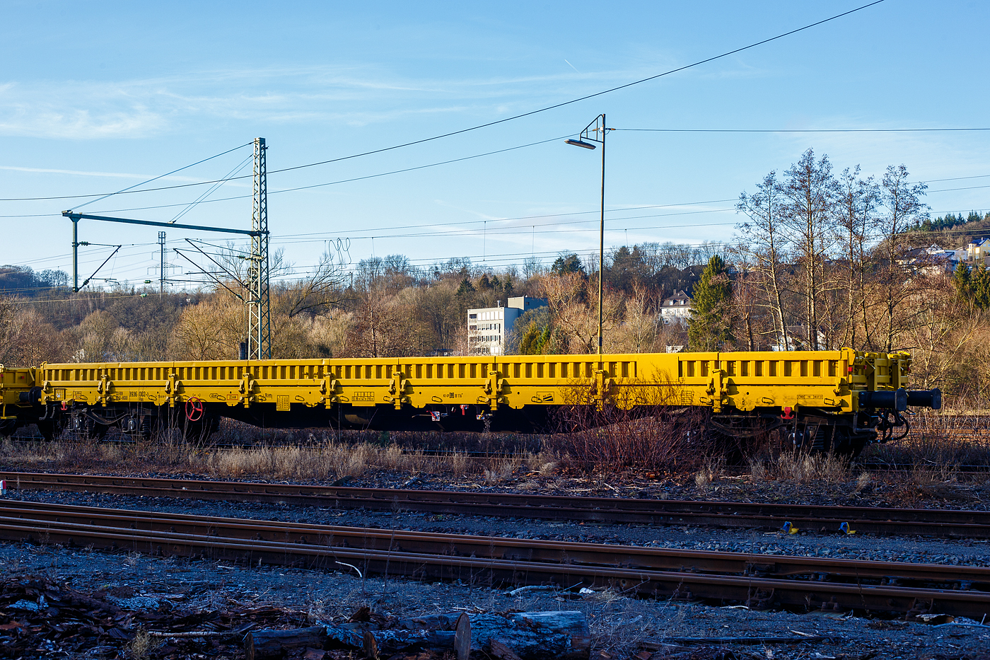 Vierachsiger Drehgestell-Flachwagen mit klappbaren Seitenborden, 33 80 3936 002-3 D-HGUI, der Gattung Res, (ein Schutzwagen zu einem Gleisbauschienenkran), der Hering Bahnbau GmbH (Burbach), abgestellt am 25 Dezember 2024 in Scheuerfeld/Sieg.

TECHNISCHE DATEN:
Spurweite: 1.435 mm
Länge über Puffer: 19.900 mm
Drehzapfenabstand: 14.860 mm
Achsabstand im Drehgestell: 1.800 mm
Länge der Ladefläche: 18.500 mm
Ladefläche: 48 m²
Höchstgeschwindigkeit: 100 km/h
Eigengewicht: 24.030 kg
Maximale Ladegewicht: 55,9 t (ab Streckenklasse C)
Kleinster bef. Gleisbogenradius: 75 m
Bremse: KE-GP
Int. Verwendungsfähigkeit: RIV
