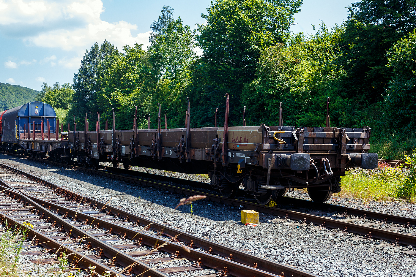 Vierachsiger Drehgestell-Flachwagen, mit Seiten-, Stirnwandklappen und Rungen, 31 80 3939 083-2 D-DB, der Gattung Res 687, der DB Cargo, abgestellt am 26 Juni 2024 im Zugverband, auf dem KSW Rbf in Herdorf (Betriebsstätte Freien Grunder Eisenbahn - NE 447). 

TECHNISCHE DATEN: 
Spurweite: 1.435 mm (Normalspur)
Länge über Puffer:  19.900 mm
Drehzapfenabstand:  14.860 mm
Achsabstand im Drehgestell:  1.800 mm
Drehgestell-Bauart: Y 25 Cs (621.1)
Laufraddurchmesser: 920 mm (neu)
Länge der Ladefläche: 18.500 mm
Ladebreite: 2.660 mm
Ladefläche: 49,0 m²
Laderaum:  25,5 m³
Rungenhöhe: 1.300 mm
Fußbodenhöhe über SOK: 1.238 mm
Höchstgeschwindigkeit: 100 km/h (beladen) 
Maximale Ladegewicht:  56,0 t (ab Streckenklasse C)
Eigengewicht:  23.700 kg
Bauart der Bremse: KE-GP (LL)
Bremssohle: IB 116
Kleinster bef. Gleisbogenradius: 35 m
Intern. Verwendungsfähigkeit: RIV
